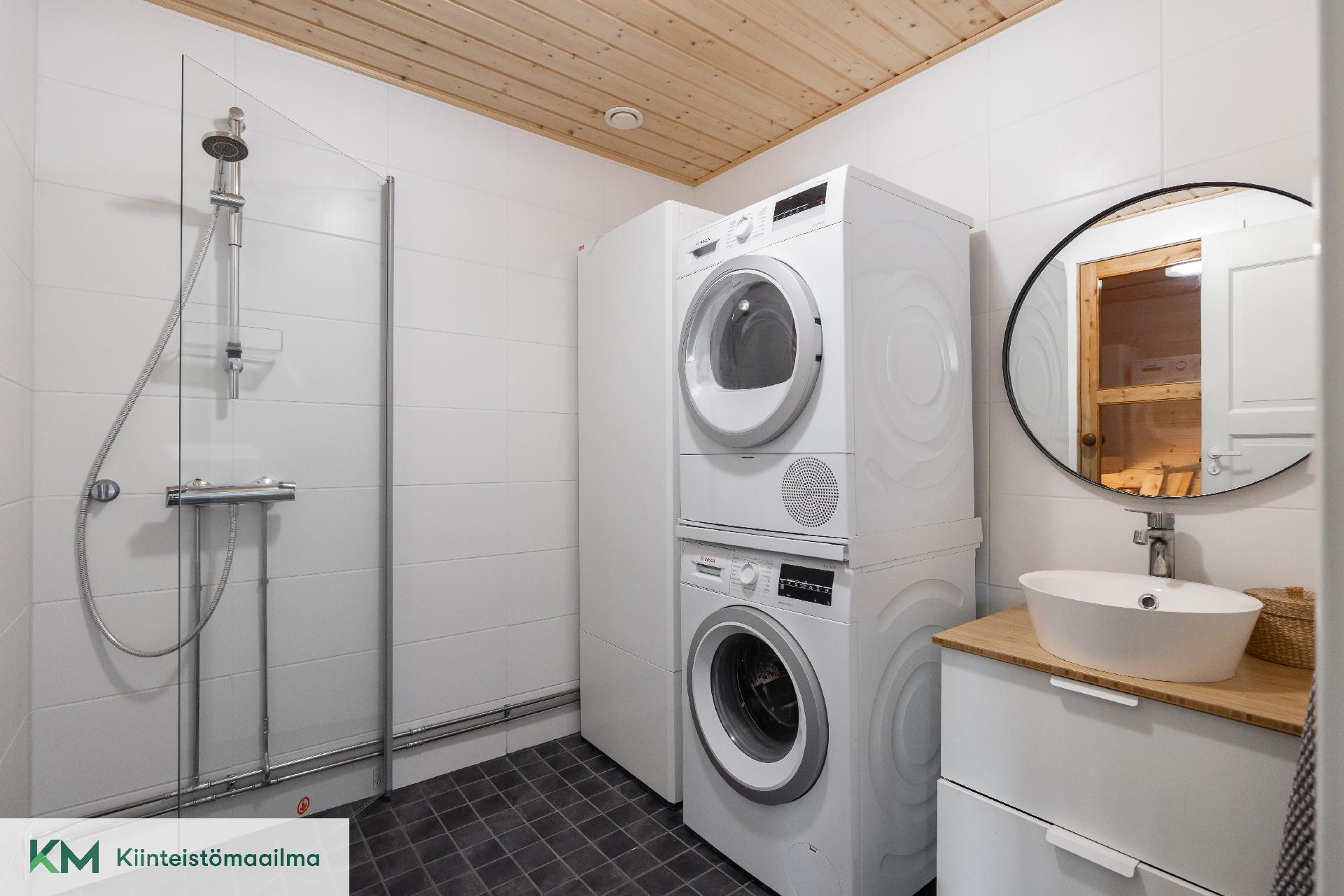 Remontoitu kylpyhuone.