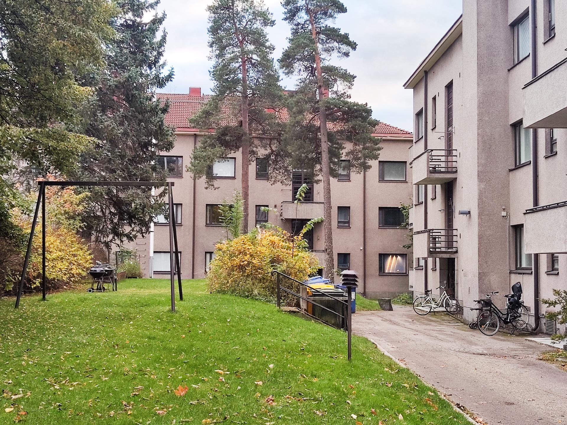 Todella viihtyisä pihapiiri.