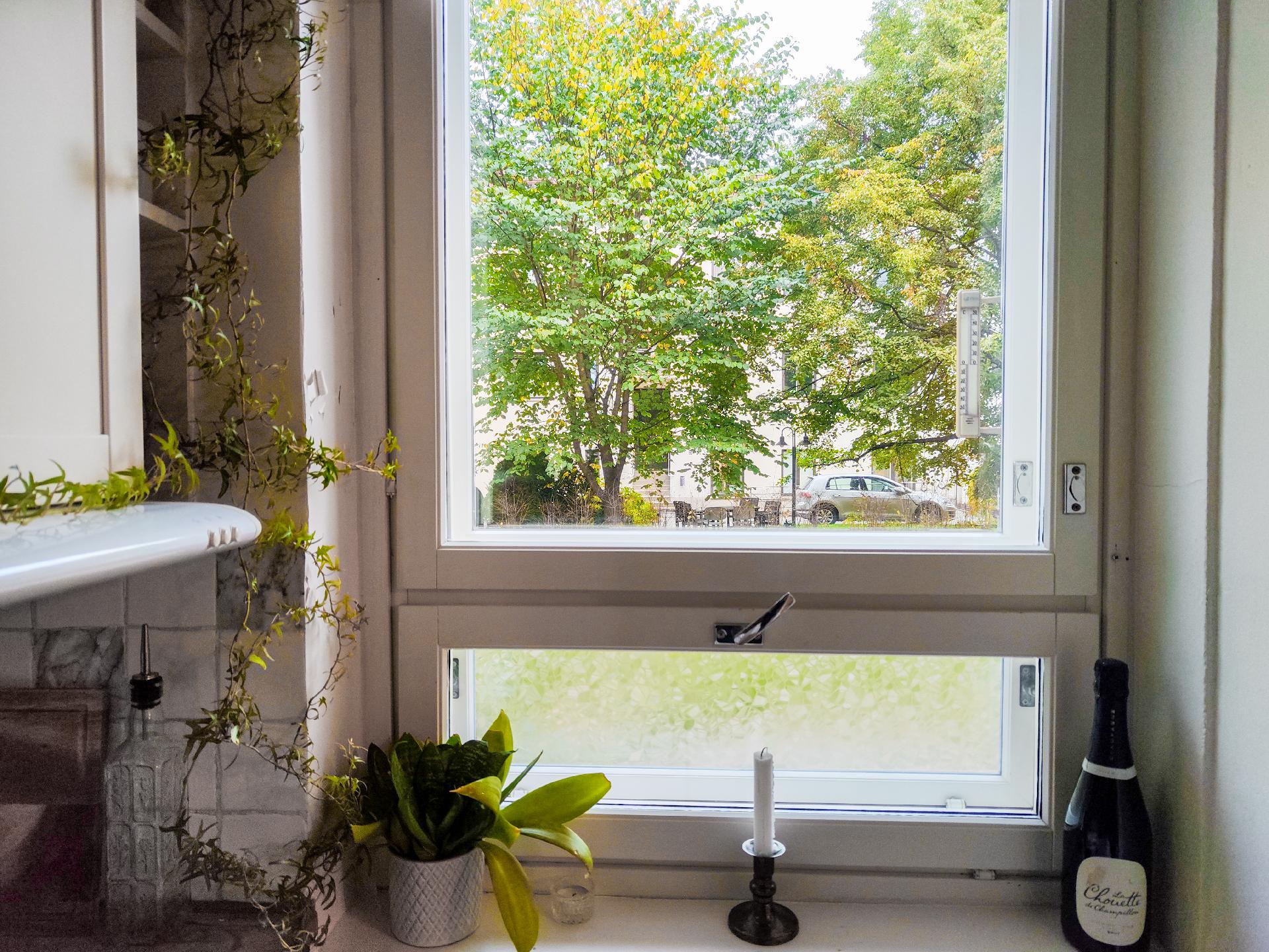 Ikkuna tuo kivasti valoa keittokomeroon!