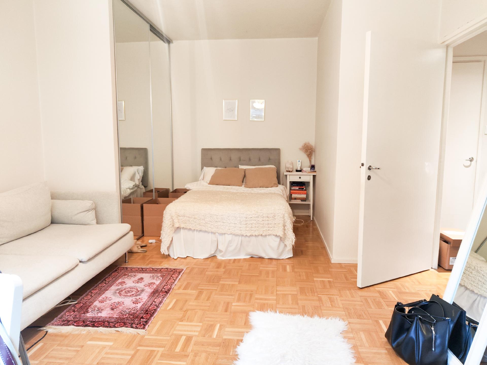 Säilytystiloja huoneessa sekä erillinen vaatehuone.