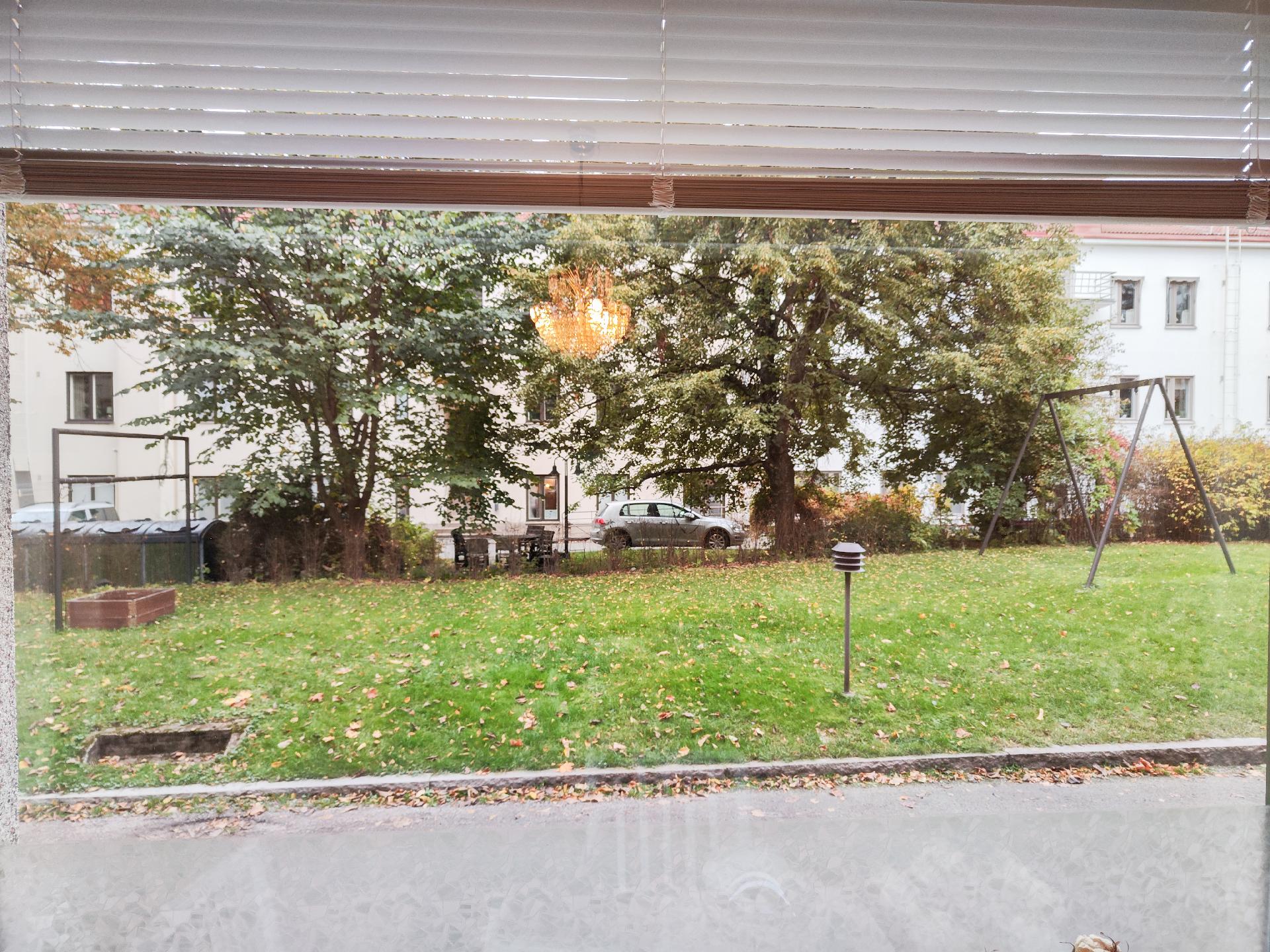 Ikkunassa jo valmiina näköestettä.