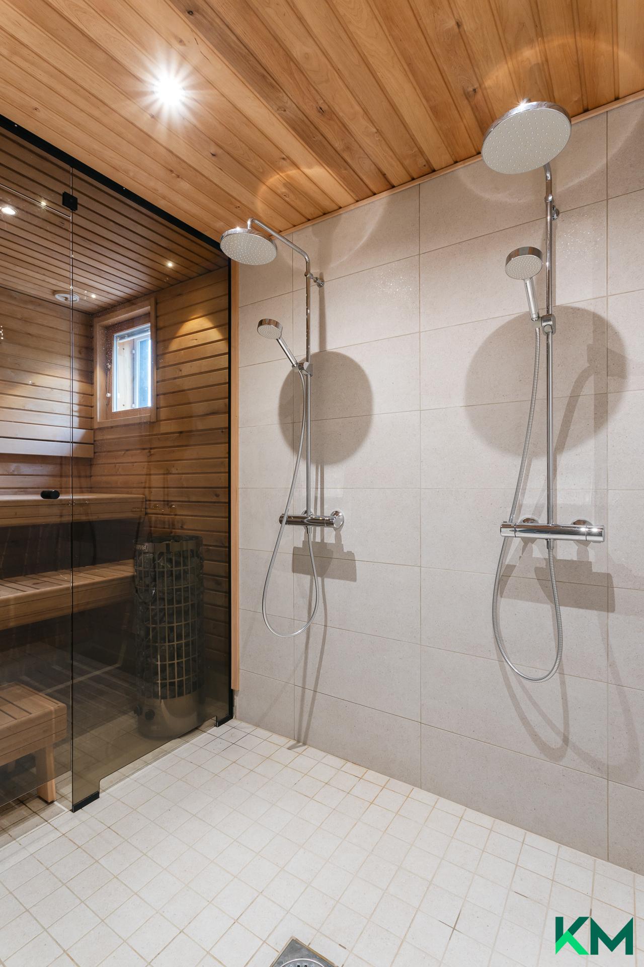 Pesuhuone kahdella sadesuihkulla