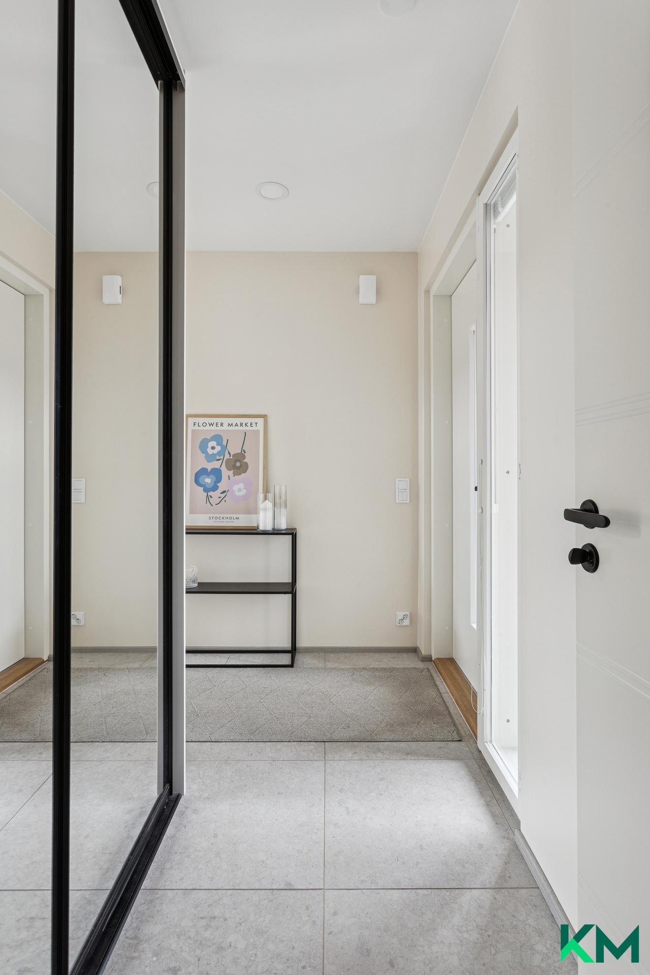 Eteisessä runsaasti kaappitilaa