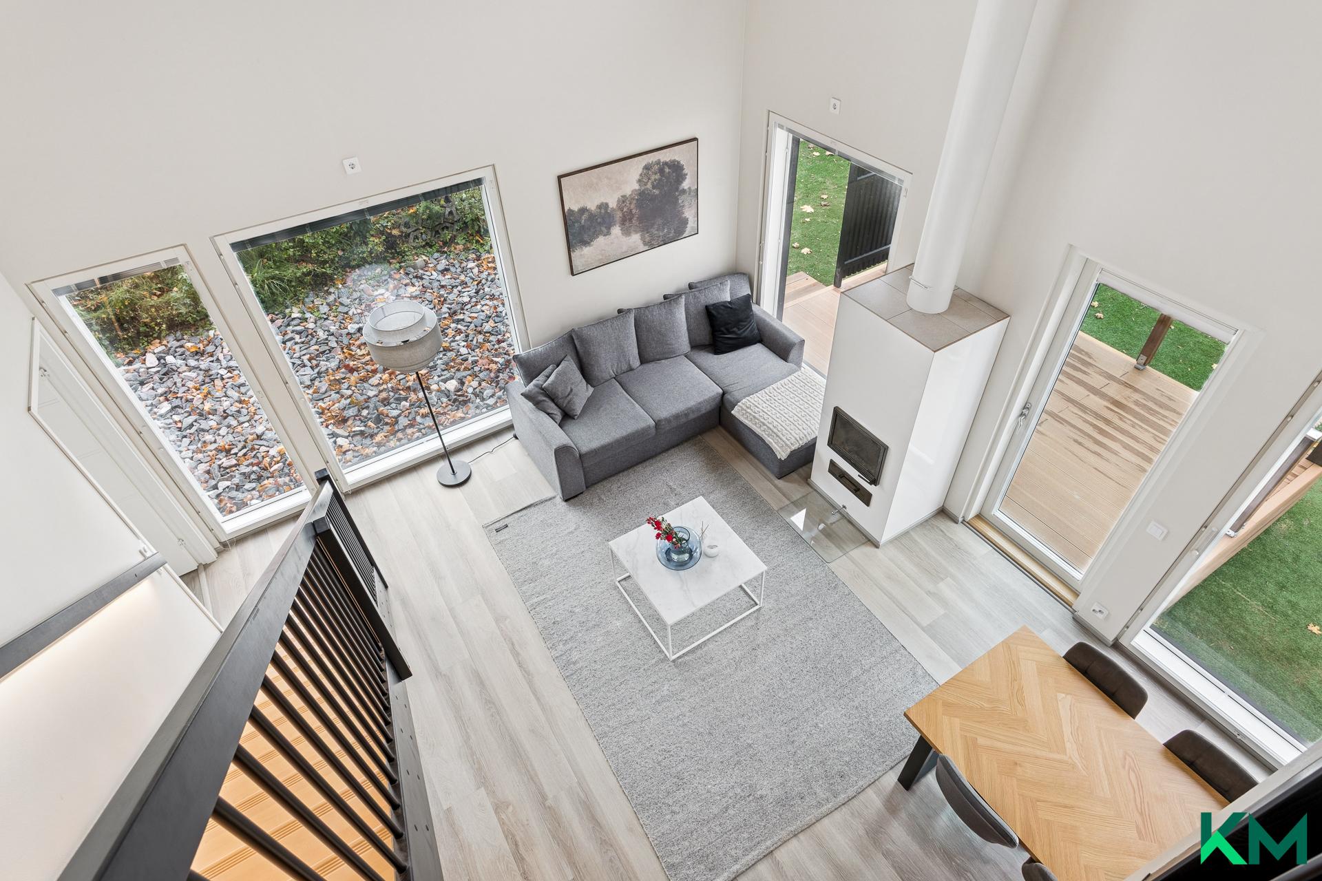 Näkymä yläkerran aulasta