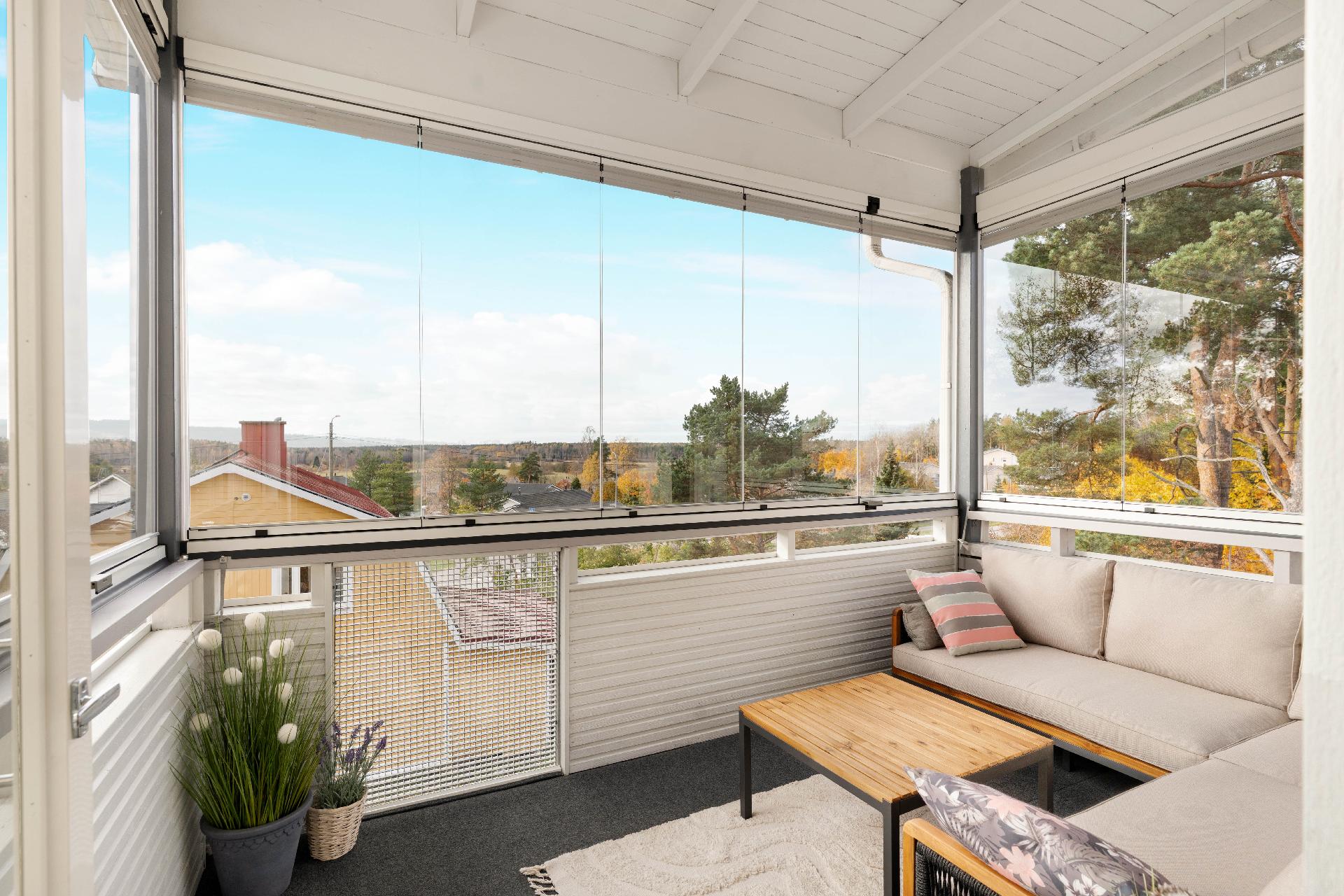 Upeat maisemat lasitetulta parvekkeelta.