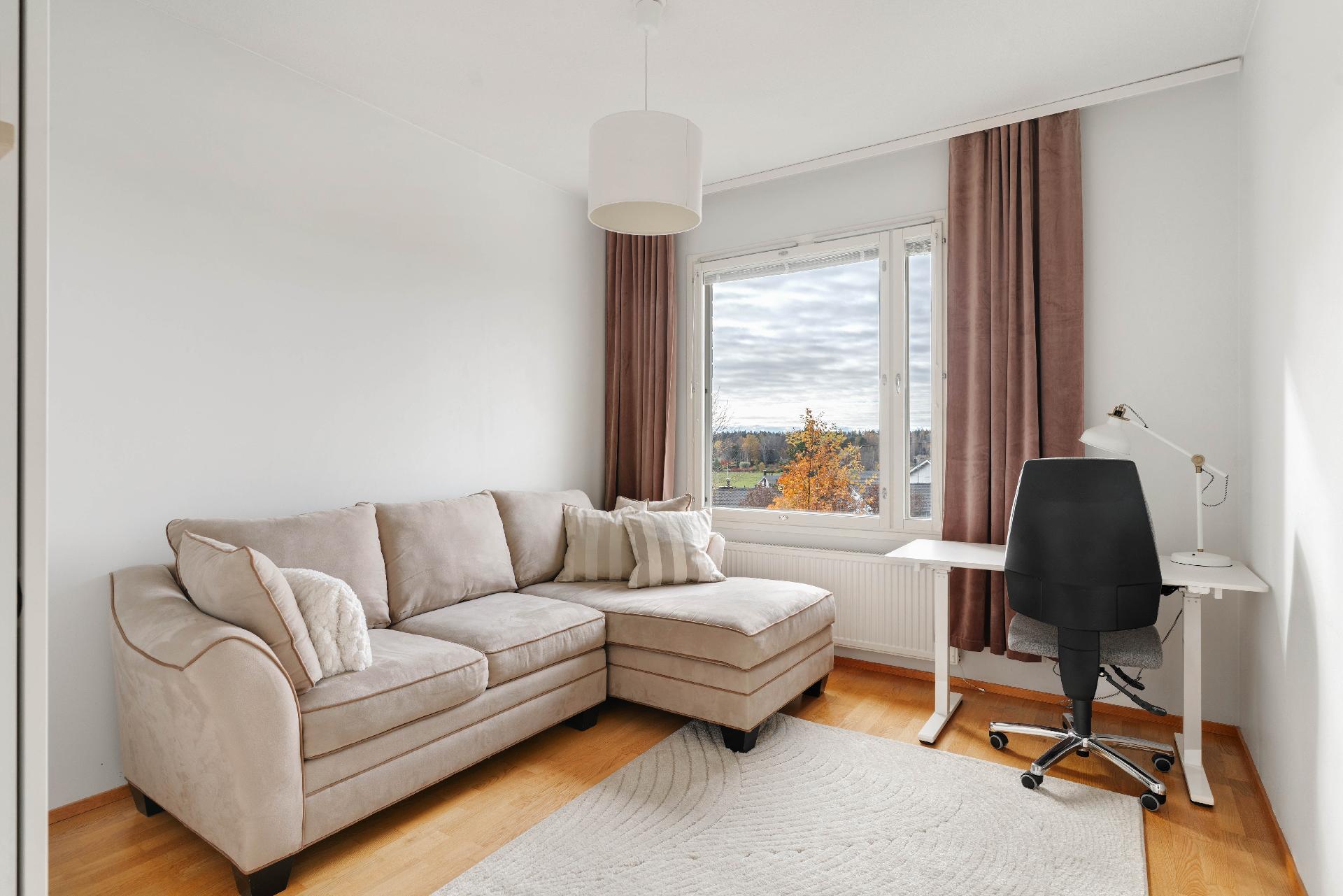 Yläkerran työ-/makuuhuone