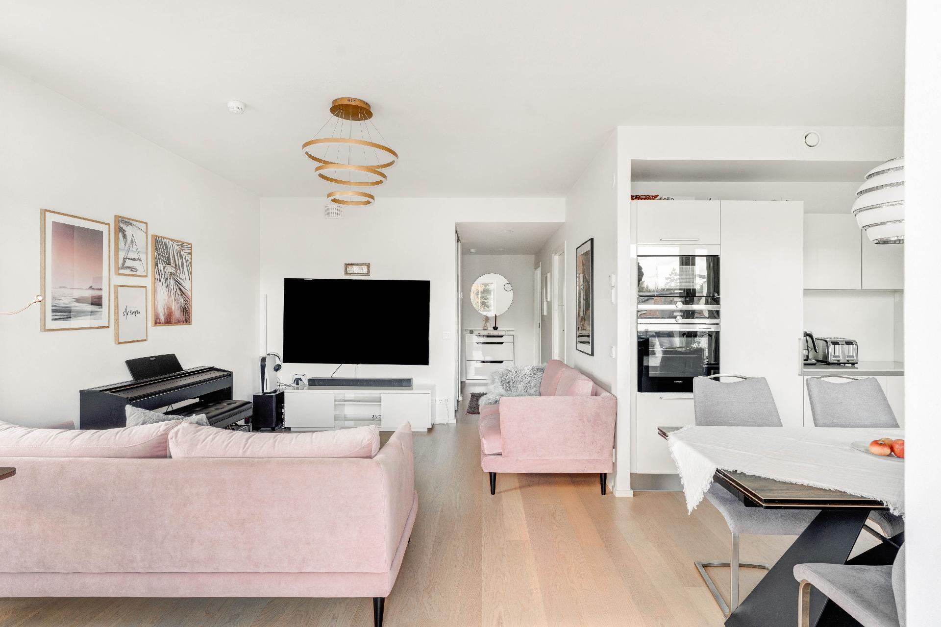 Huoneistoissa on koneellisen ilmanvaihdon lisäksi viilennys.