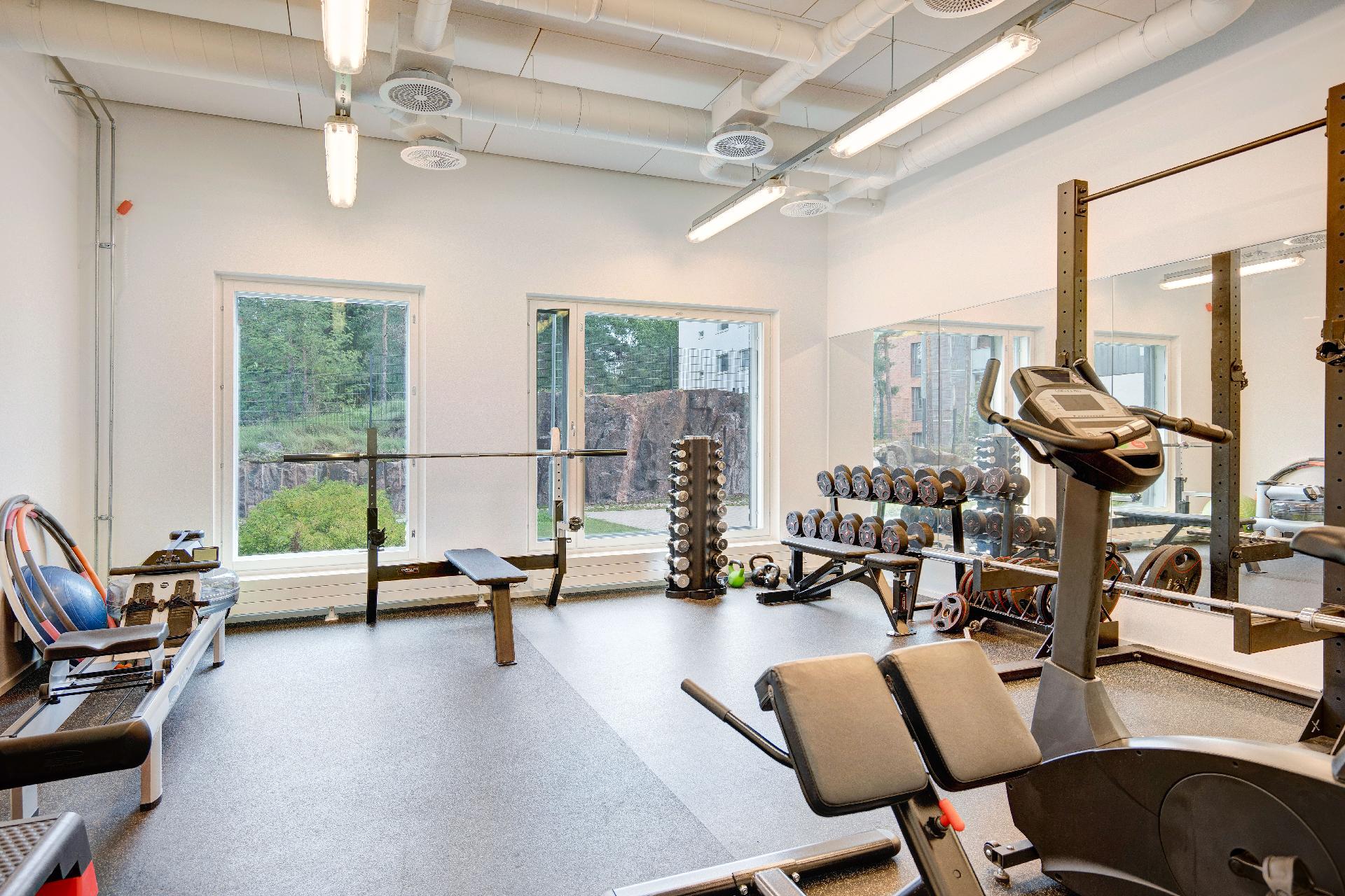 Asukkaiden käytössä kuntosali C-talon puolella, joihin pääsee kätevästi suoraan autohallin kautta.