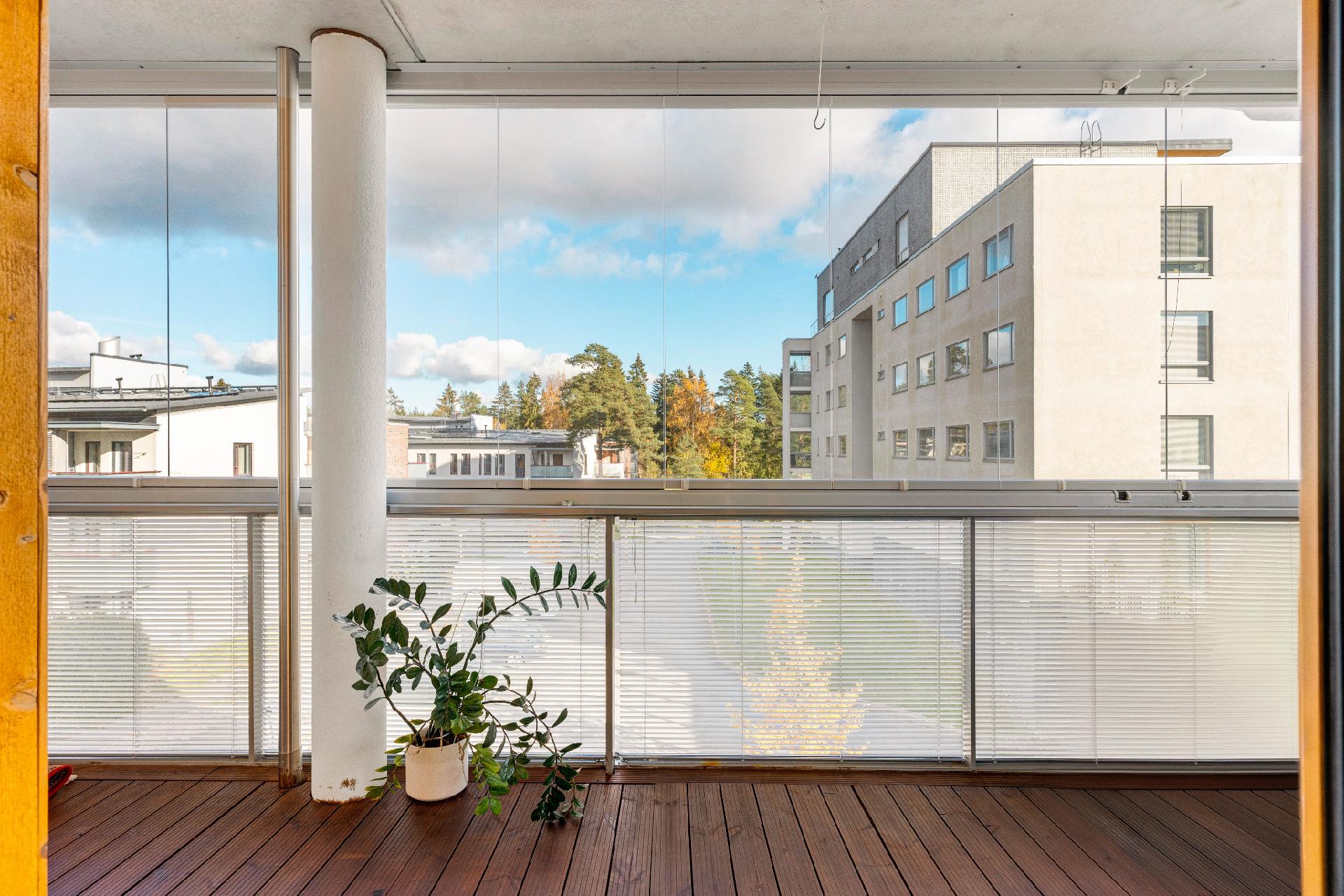 Liukuovista käynti lasitetulle parvekkeelle.