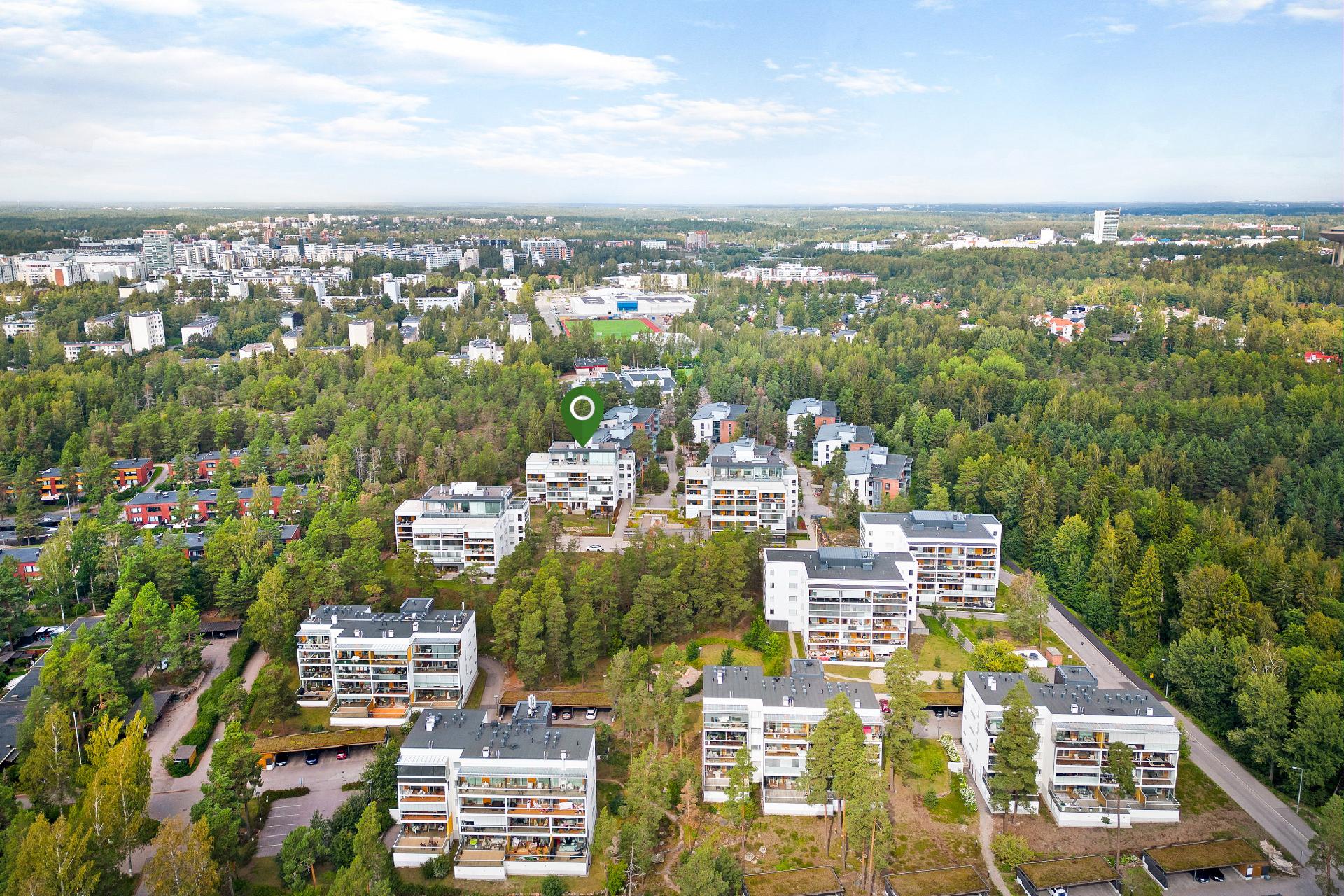 Iso Omena ja metroasema sijaitsevat vain noin 1,5 kilometrin päässä.