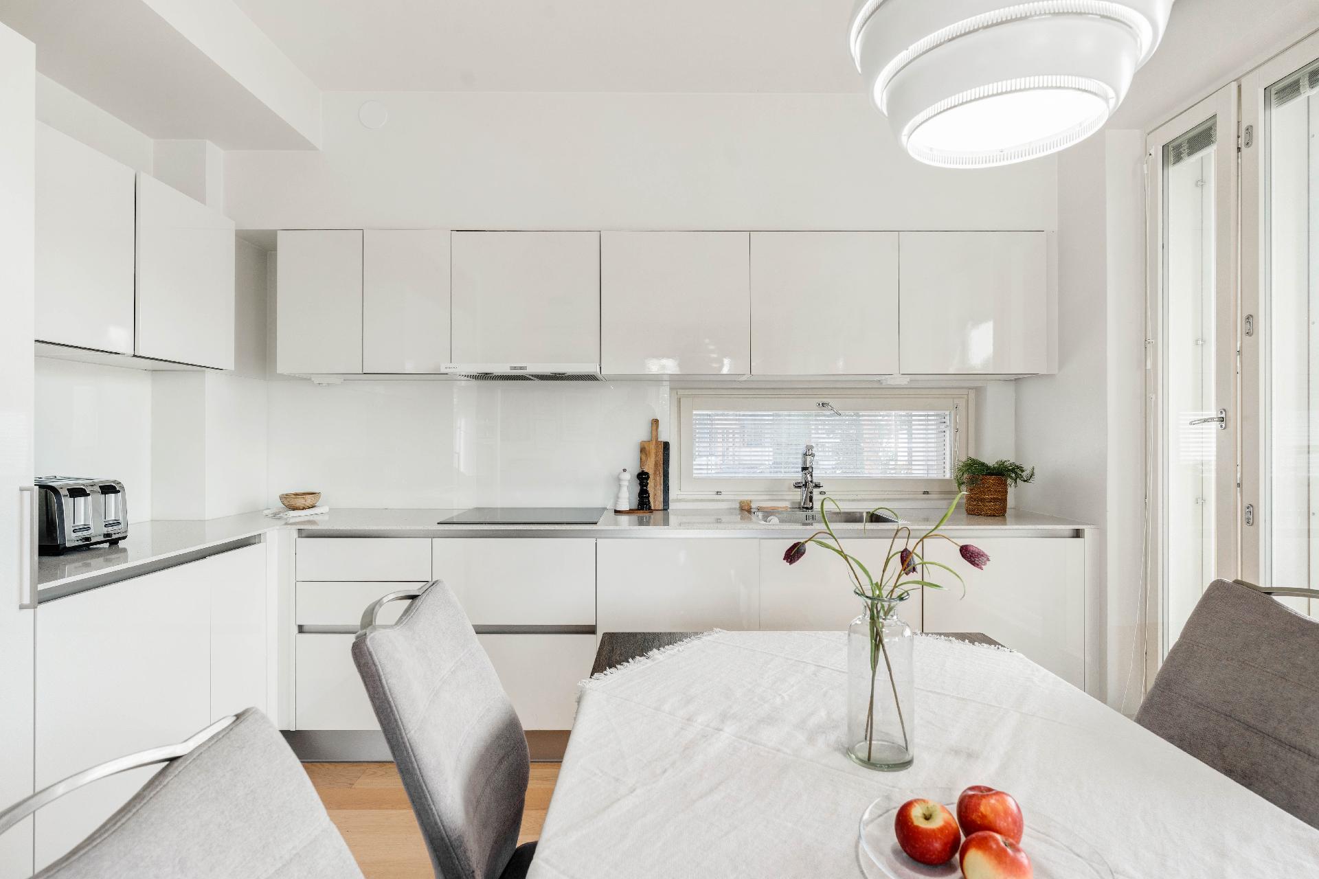 Moderni keittiö, jossa integroidut kodinkoneet.