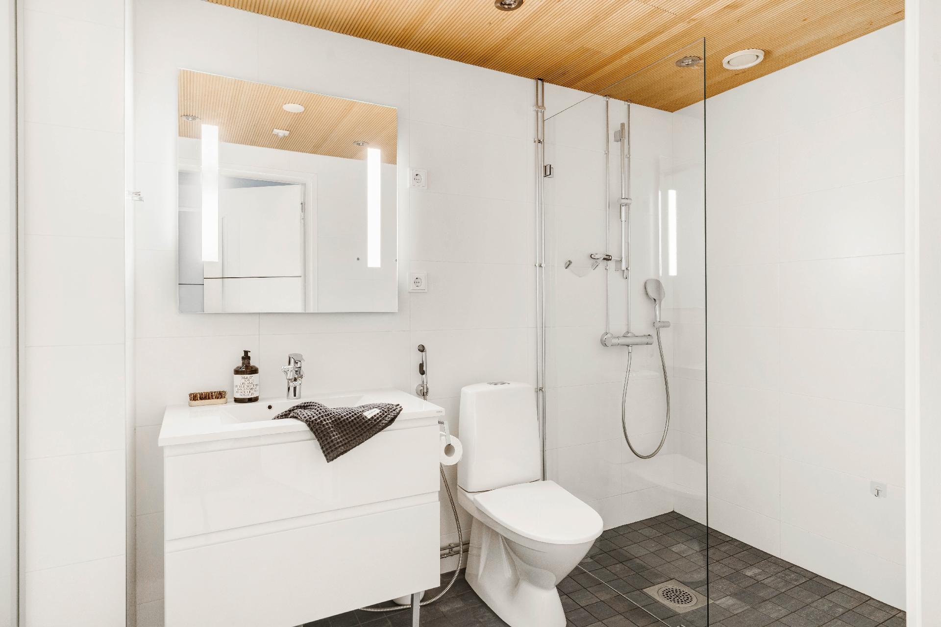 Kylpyhuone on tilava.