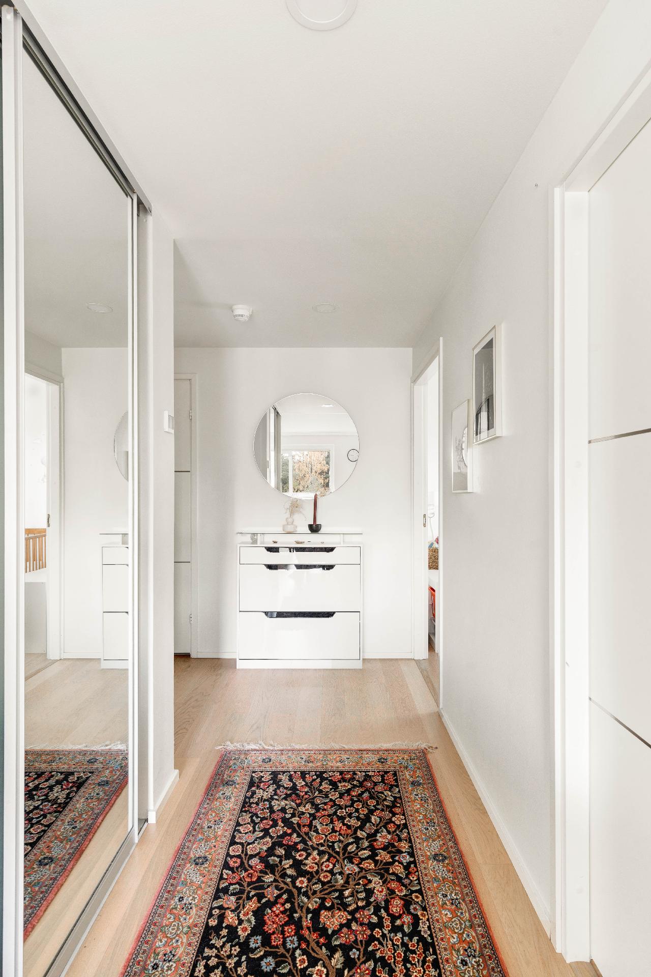 Eteisessä liukuovikaapistot, makuuhuoneet oikealla.