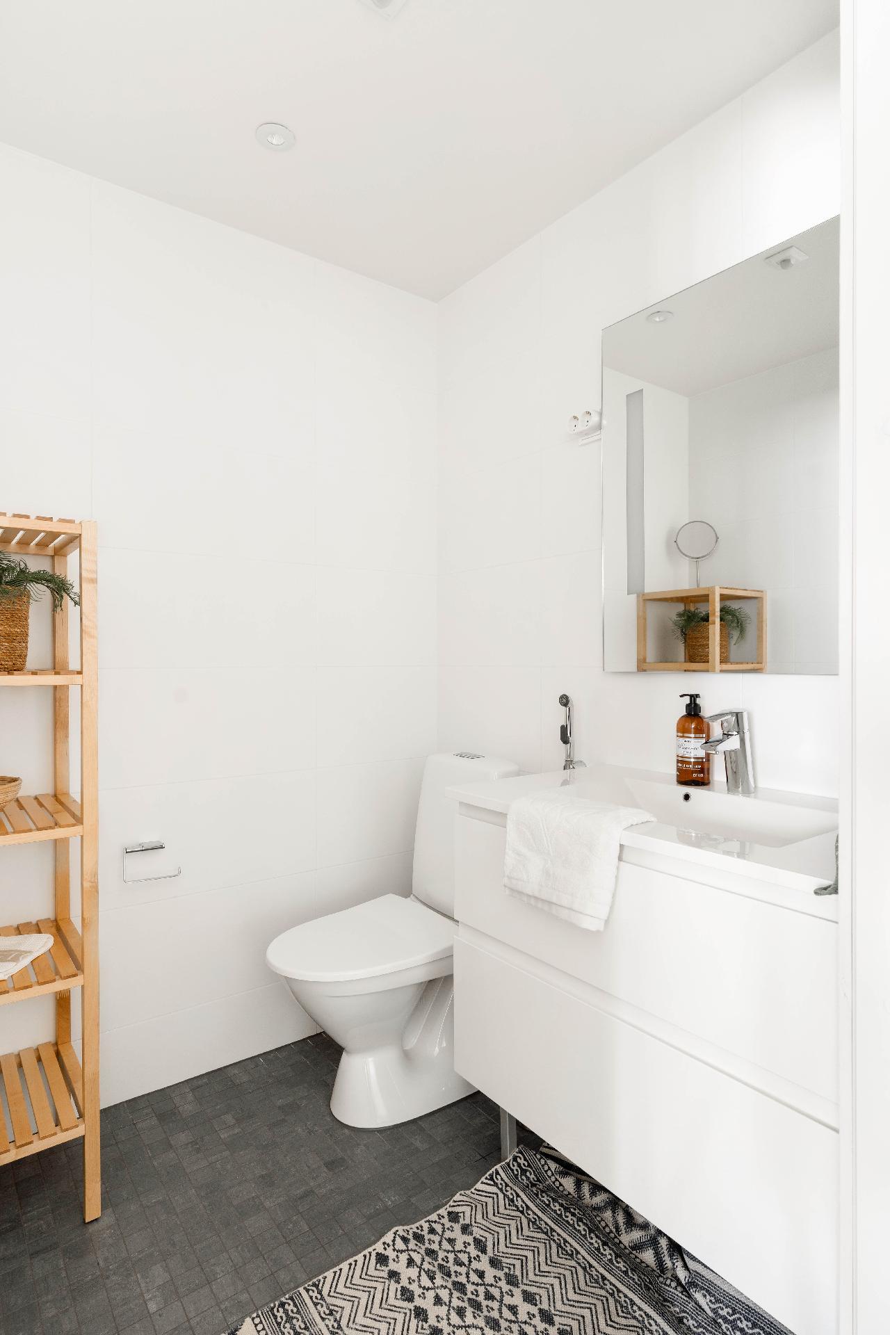 Erillinen wc helpottaa arjen sujuvuutta.