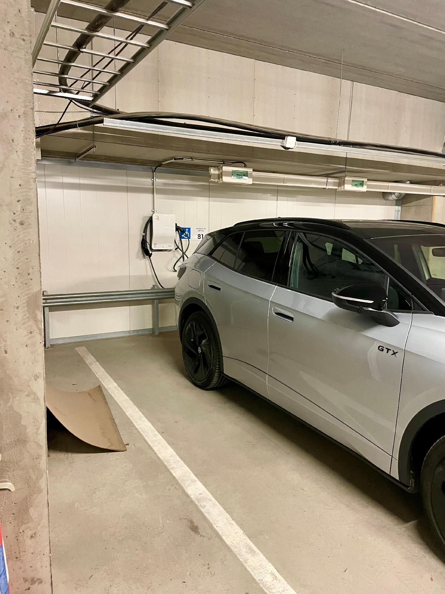 Autopaikalla sähkölataus.