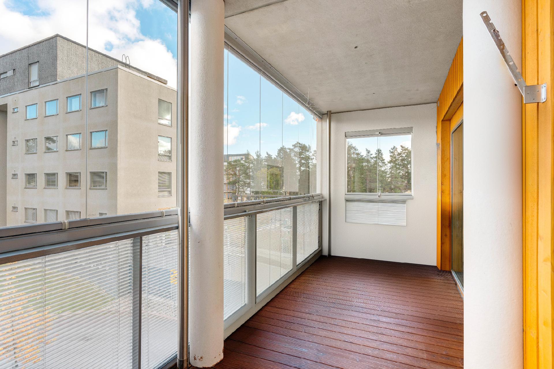 16 m² kokoinen parveke tarjoaa mukavasti oleskelutilaa.