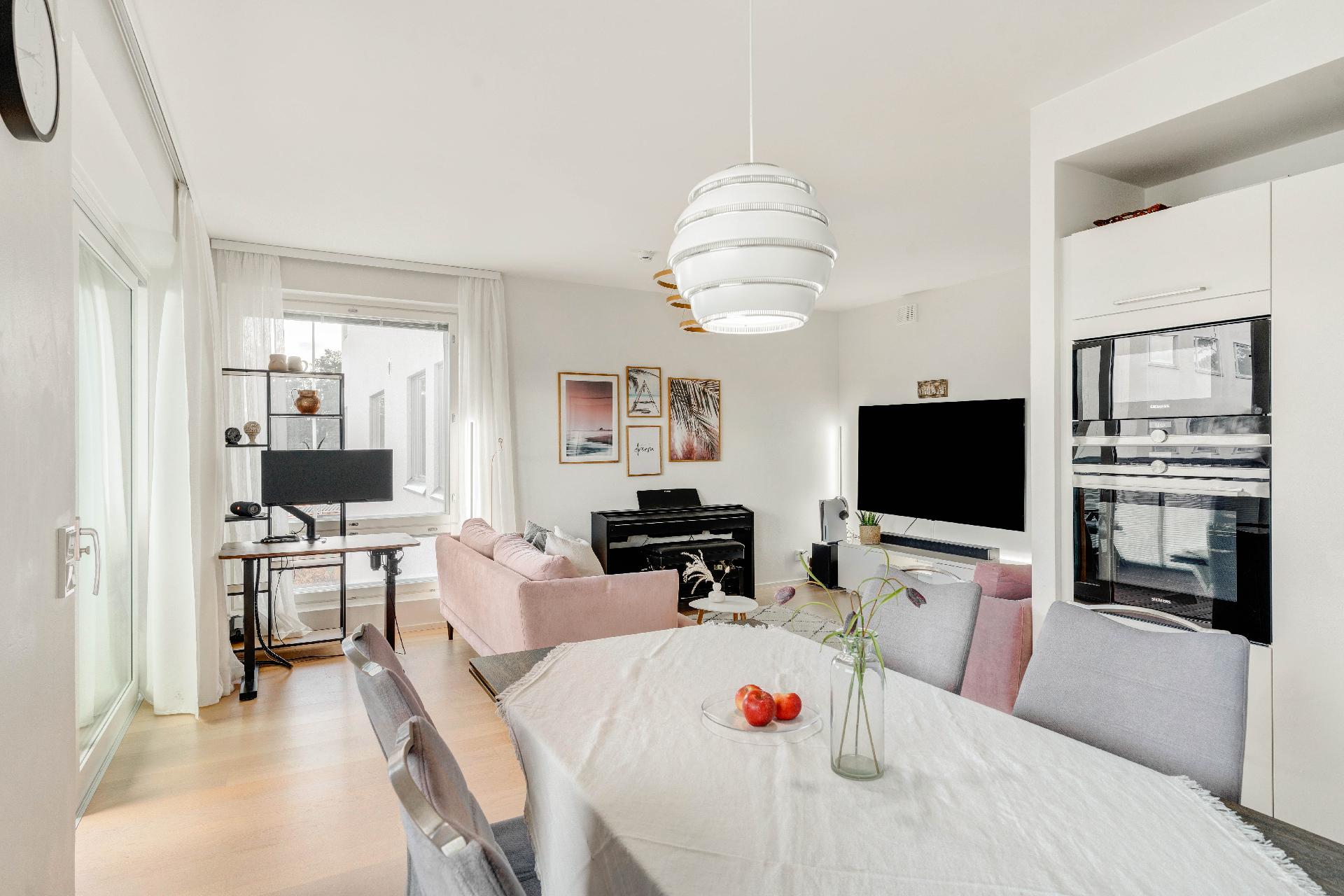 Parvekkeelle johtaa iso liukuovi. 