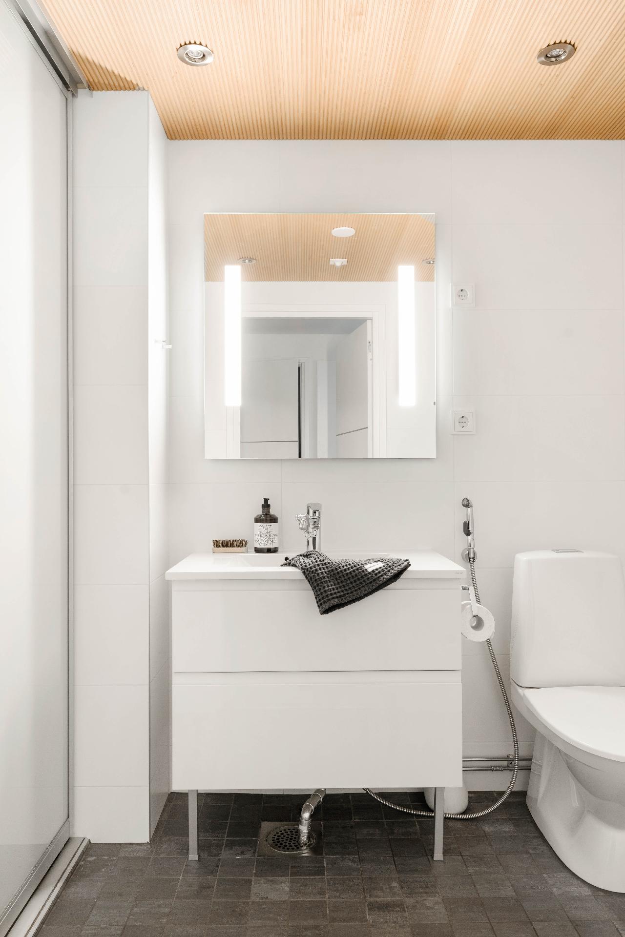 Vasemmalla liukuovien takana kodinhoitopiste, jonne mahtuu pesukone ja kuivausrumpu.