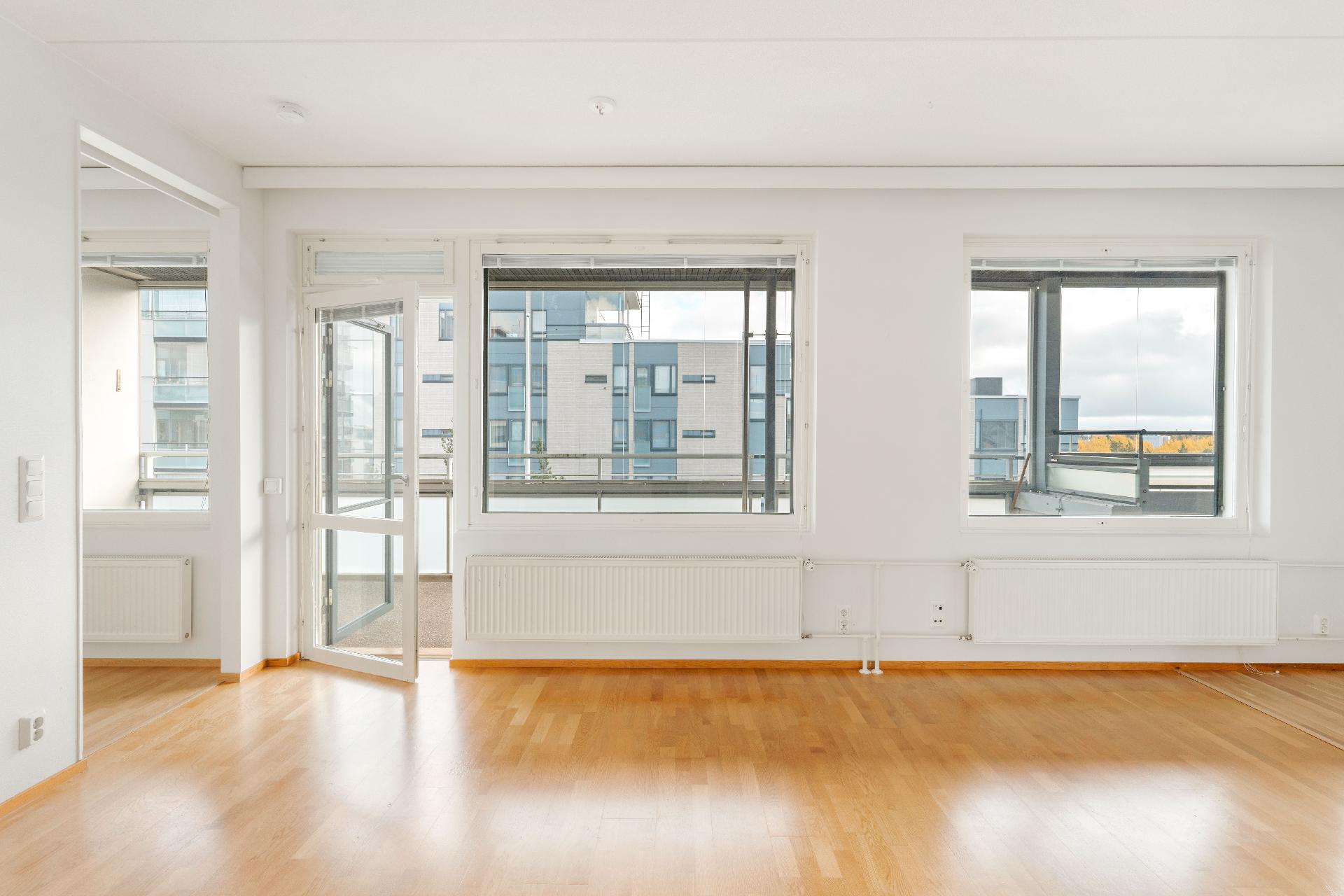 Olohuoneesta käynti hulppealle parvekkeelle.