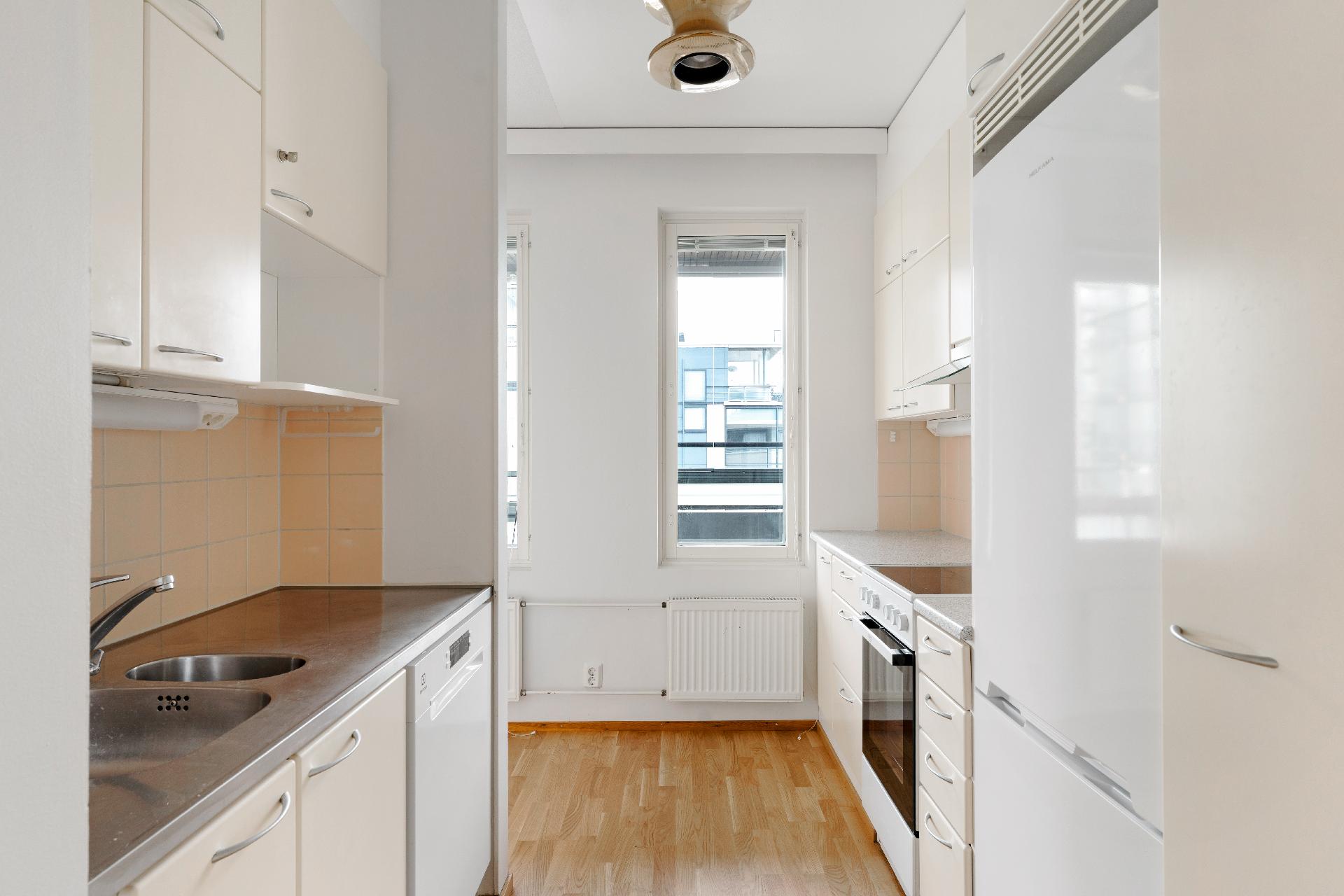 Keittiön voi tarvittaessa remontoida ja avata vasemman puoleista seinää olohuoneeseen päin.