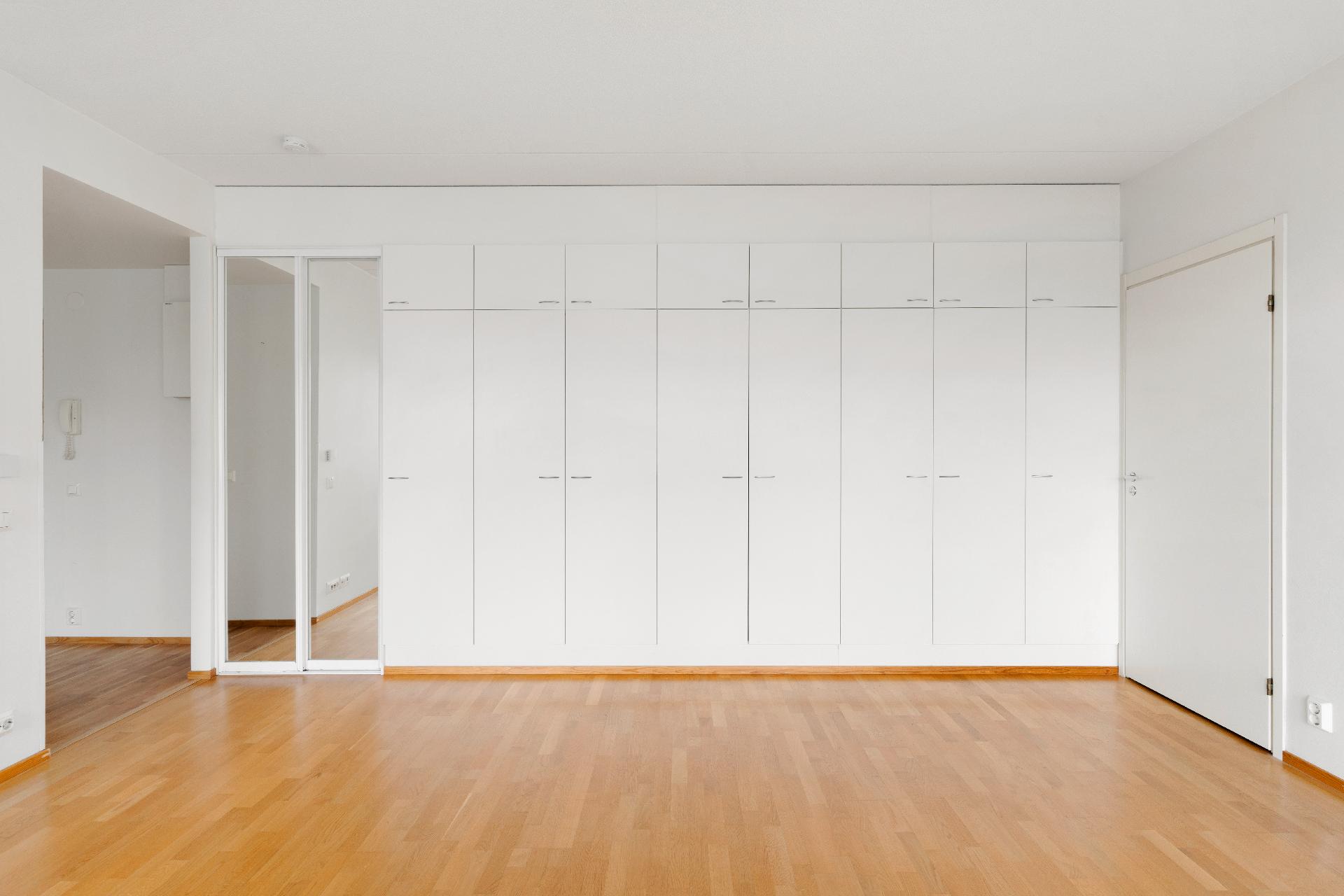 Olohuoneessa runsaasti kaappitilaa.