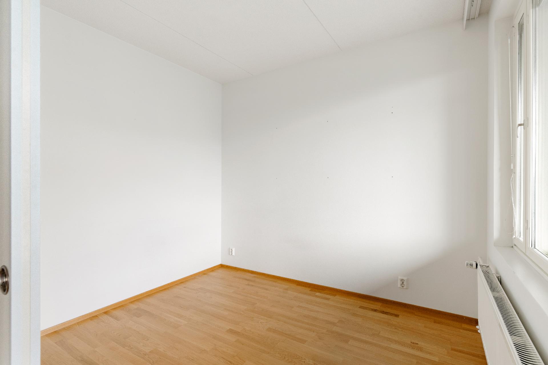 Olohuoneen päädyssä sijaitseva makuuhuone.