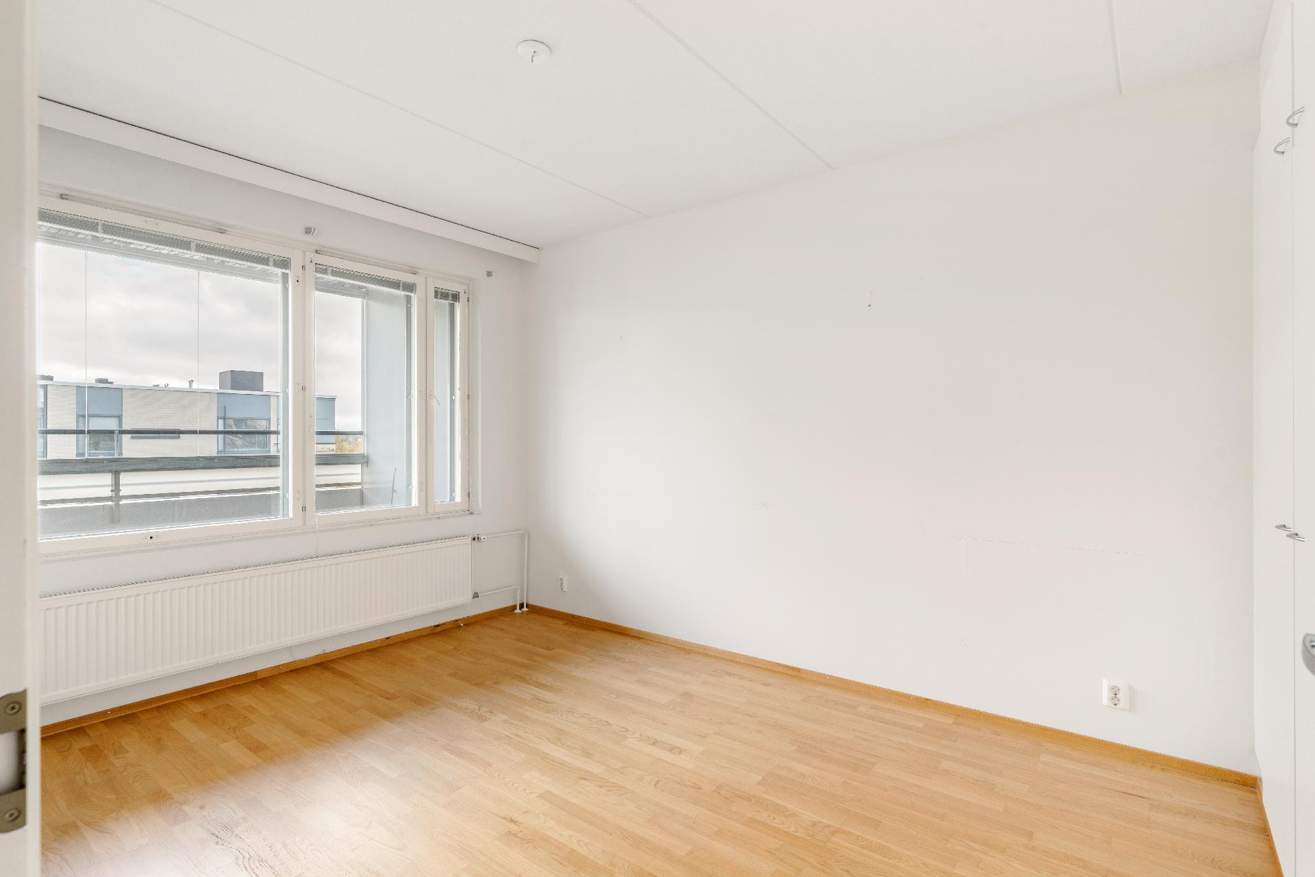 Keittiön takana sijaitseva päämakuuhuone