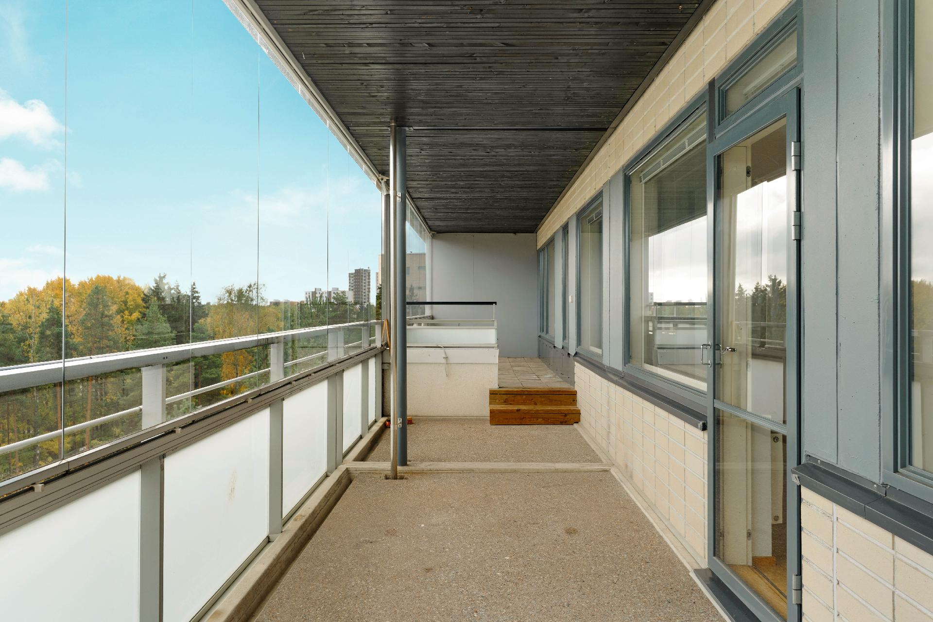 Tällä huoneistolla upea, koko huoneiston levyinen lasitettu parveke!