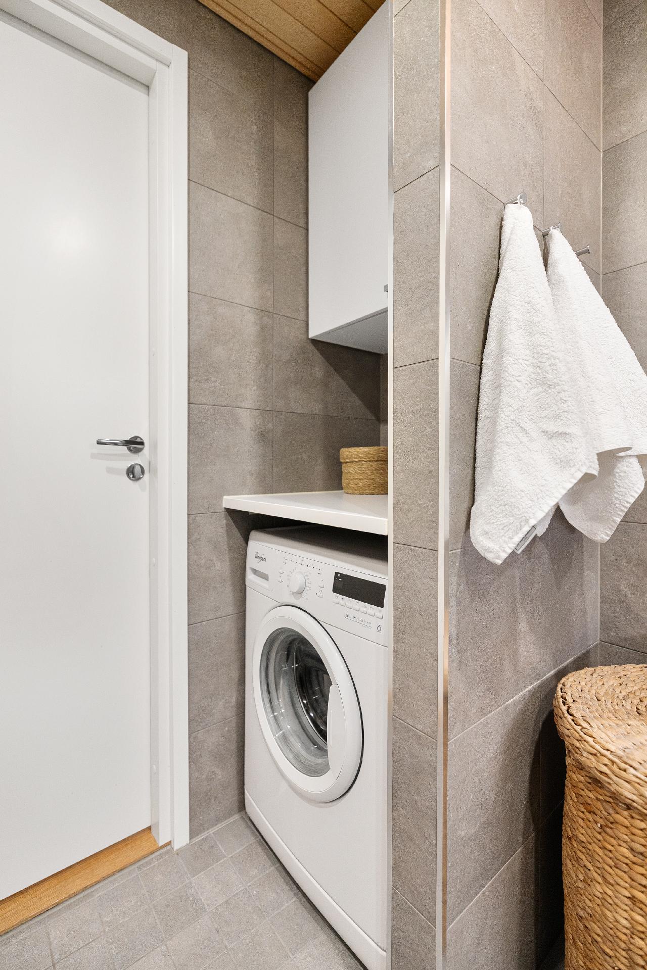 Pesukoneelle selkeä paikka kylpyhuoneessa.