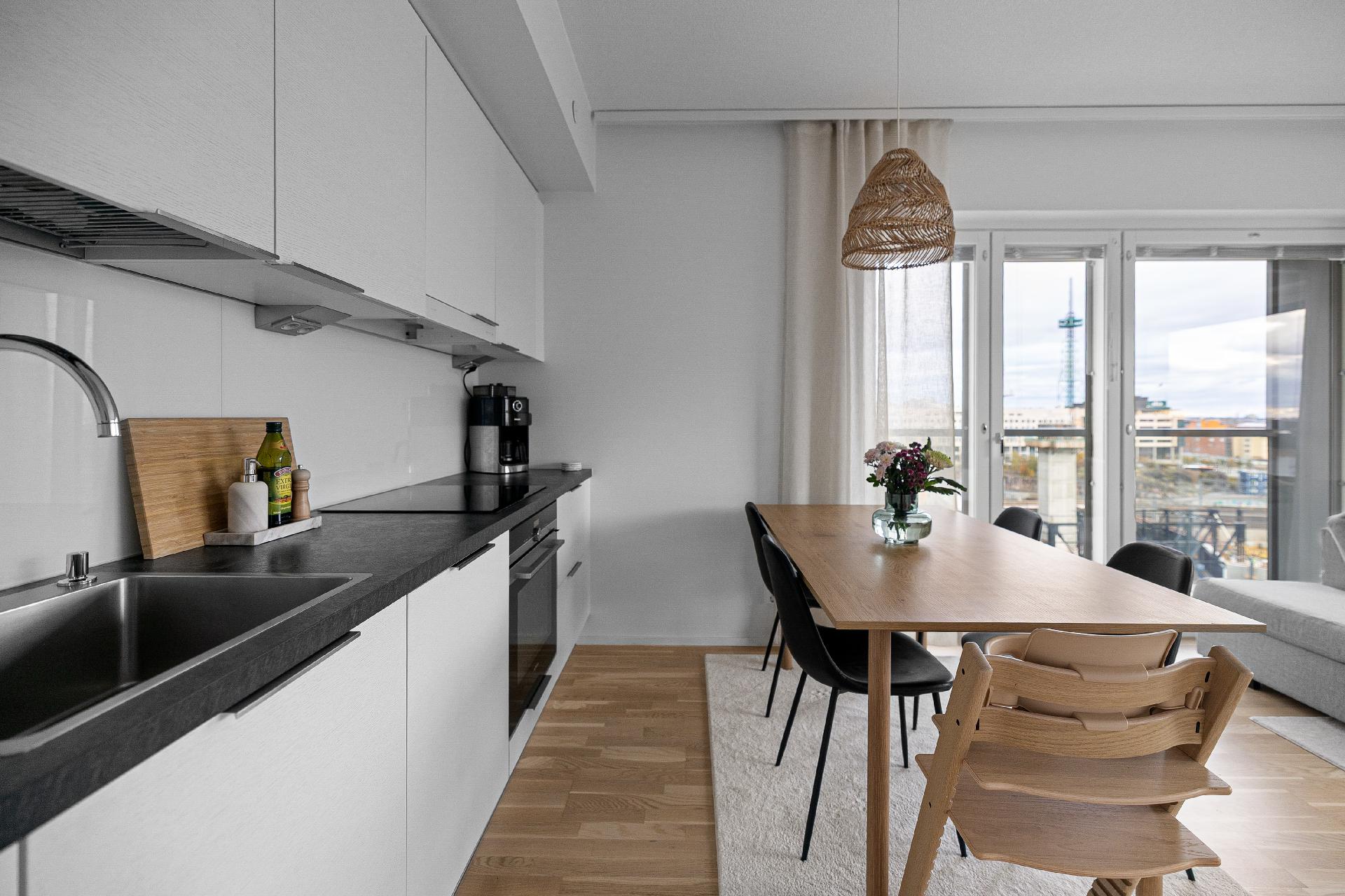 Keittiöön mahtuu hyvin isokin ruokapöytä