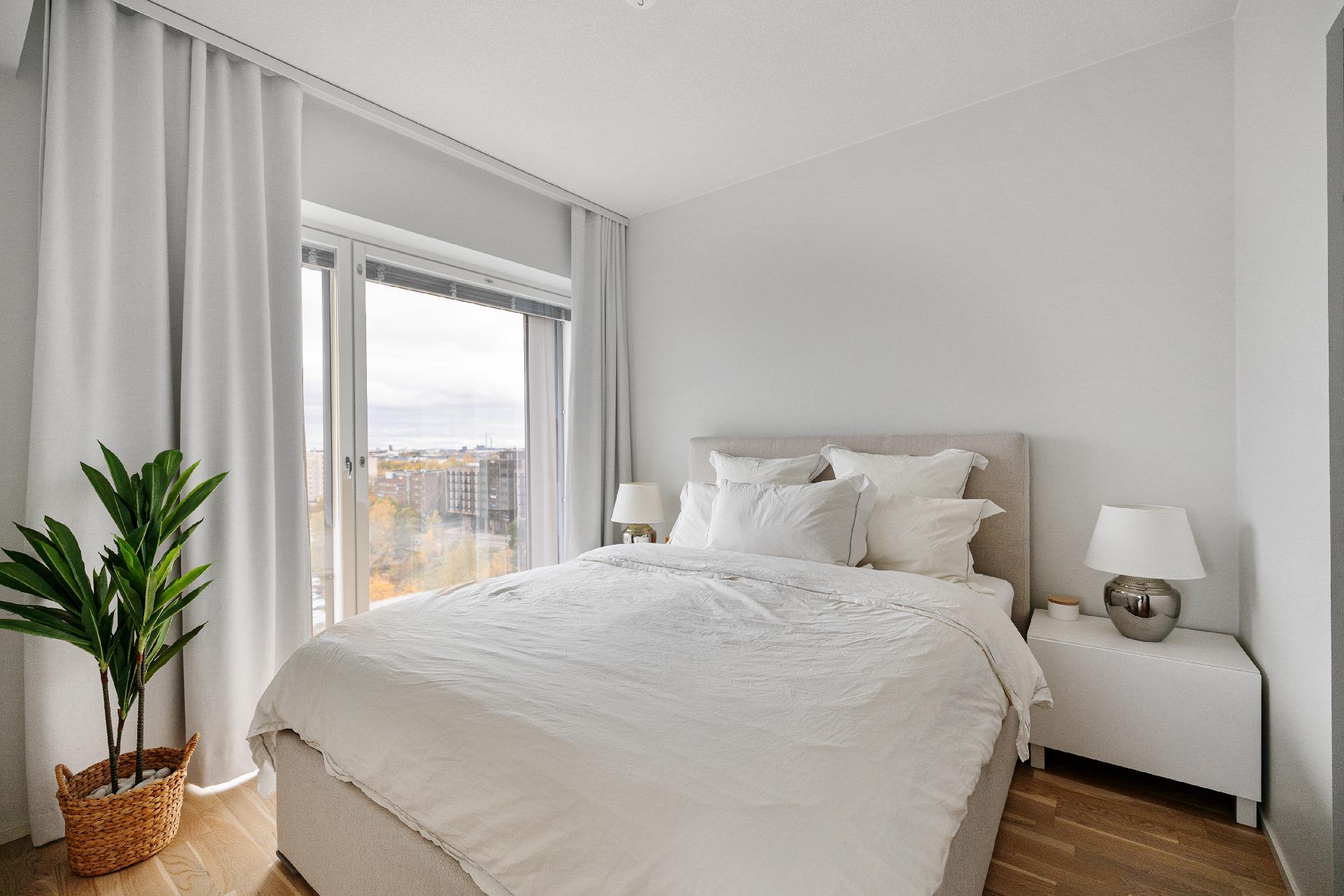 Viihtyisä makuuhuone jonka yhteydessä vaatehuone.