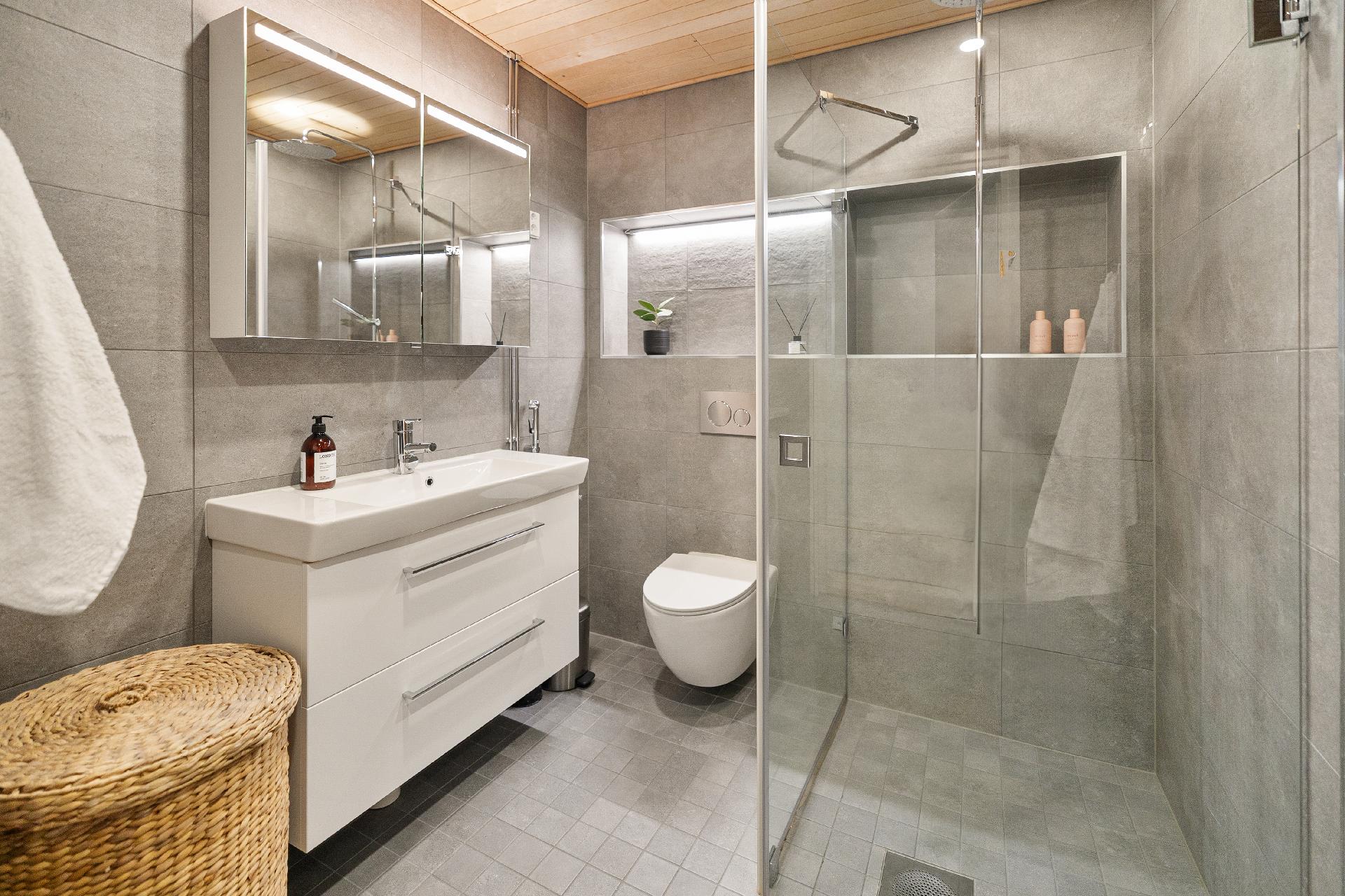 Harmoninen kylpyhuone ja sauna.