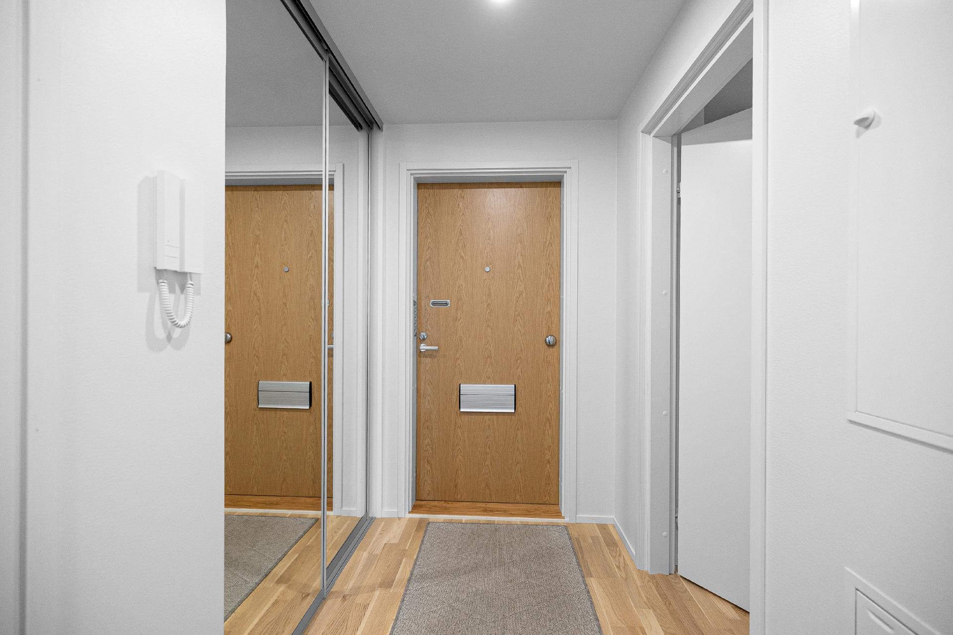 Eteisessä hyvin tilaa ja vaatesäilytys peiliovin. 