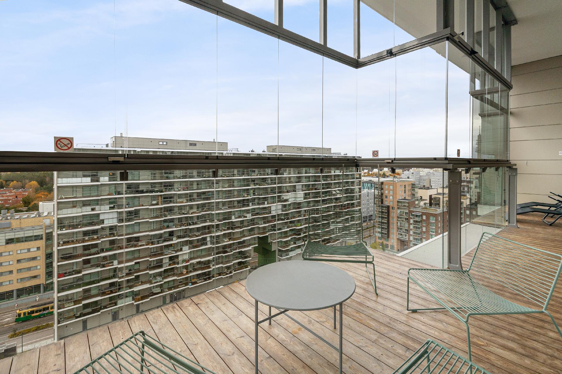 Yhtiön saunatilojen terassi 