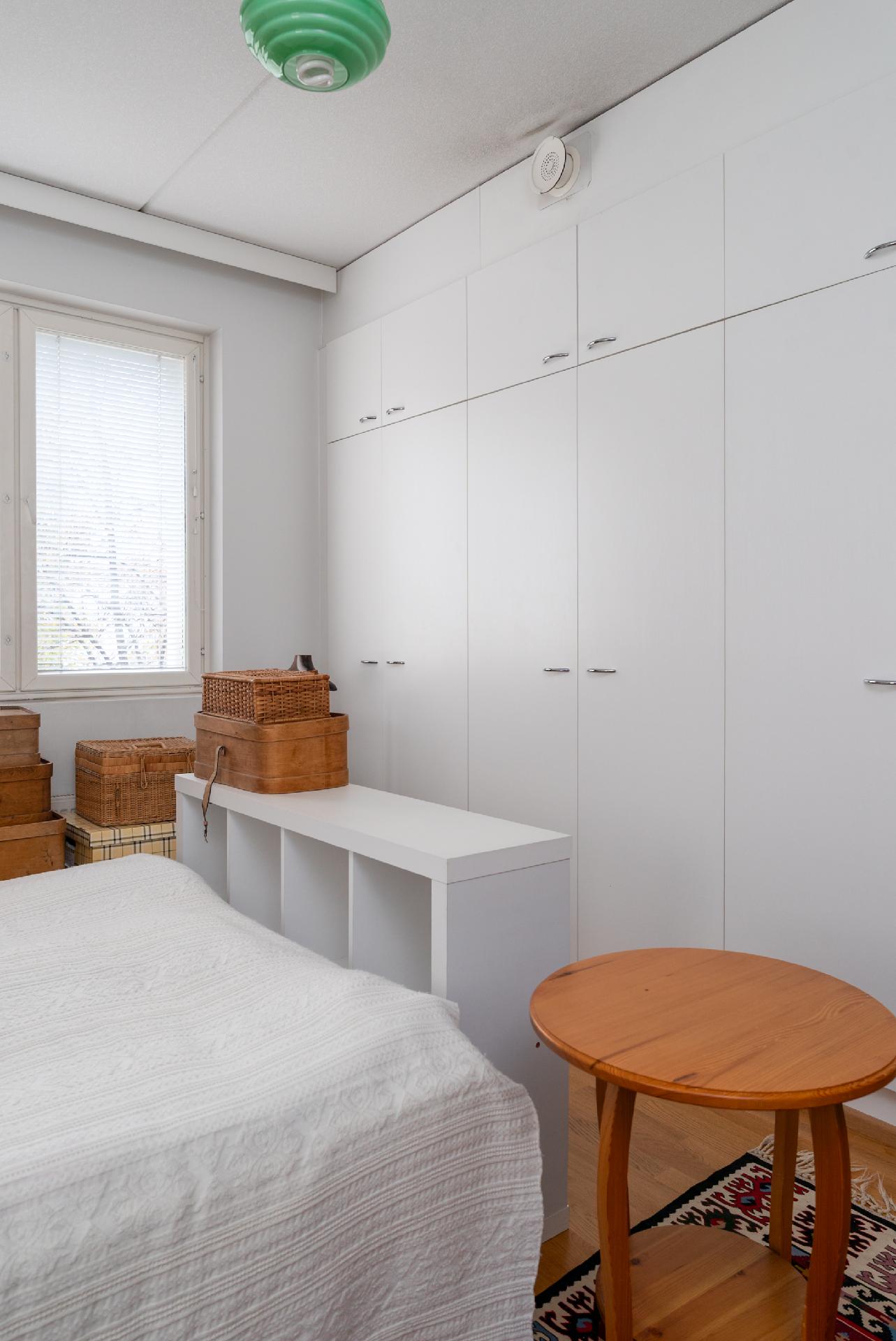 Makuuhuoneessa hyvin kaappeja