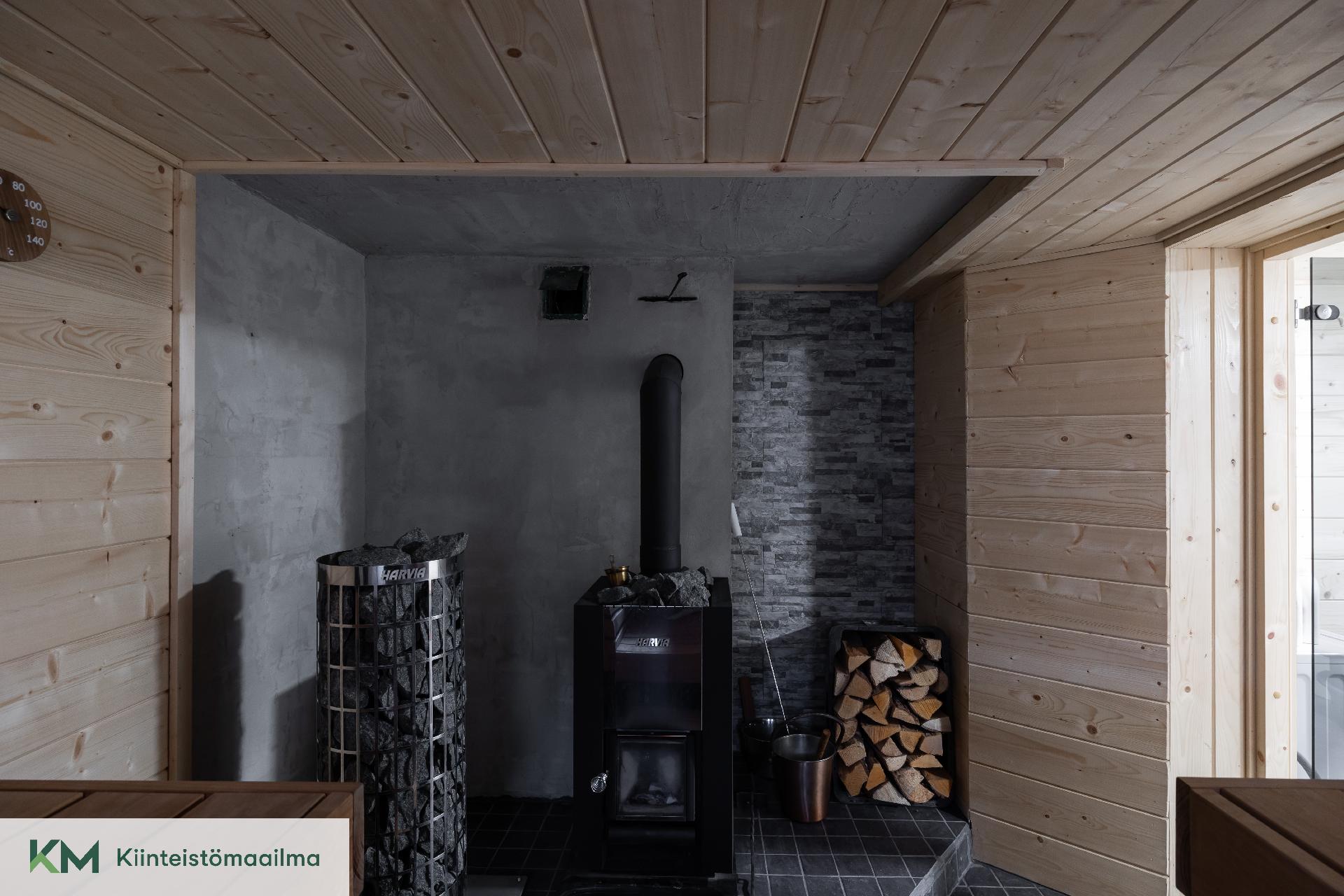 Puulämmitteinen vai sähkökiuas, kumpi tänään lämmitetään?