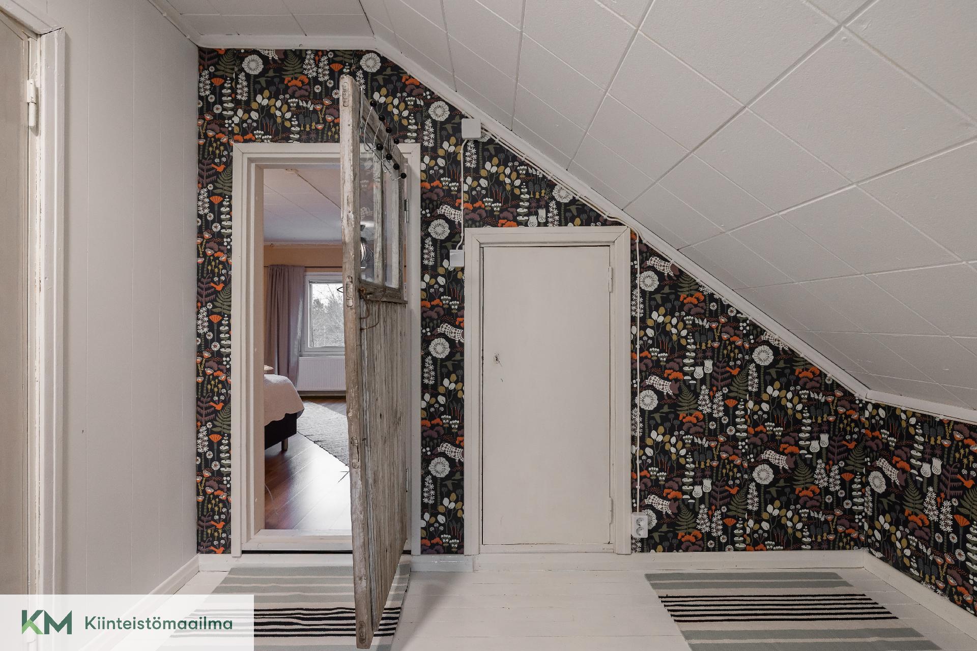 Pieni aulatila yläkerrassa