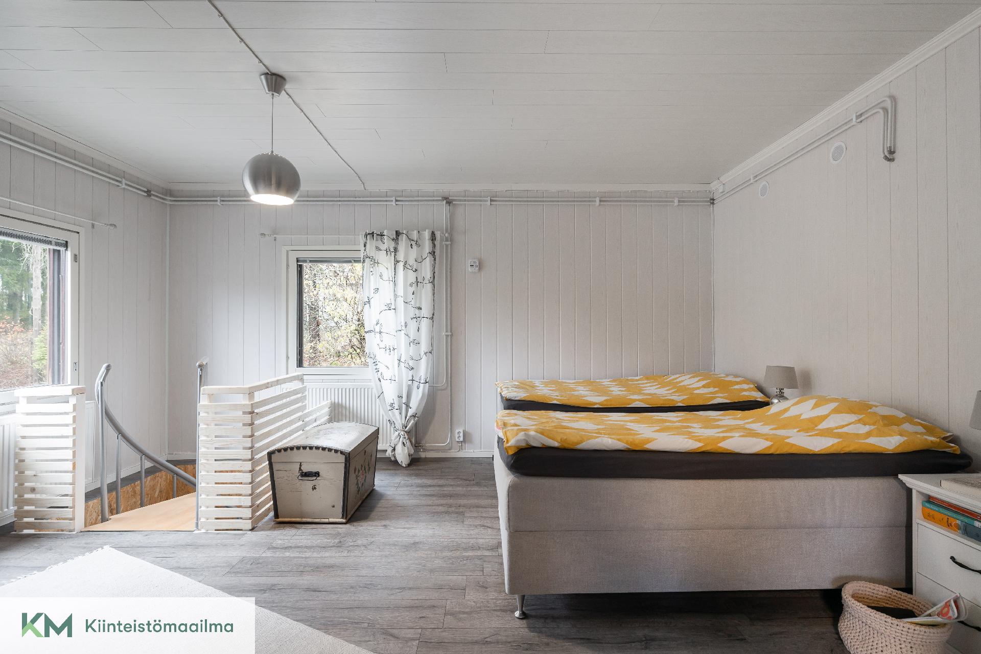 makuuhuoneesta vie portaat alakertaan