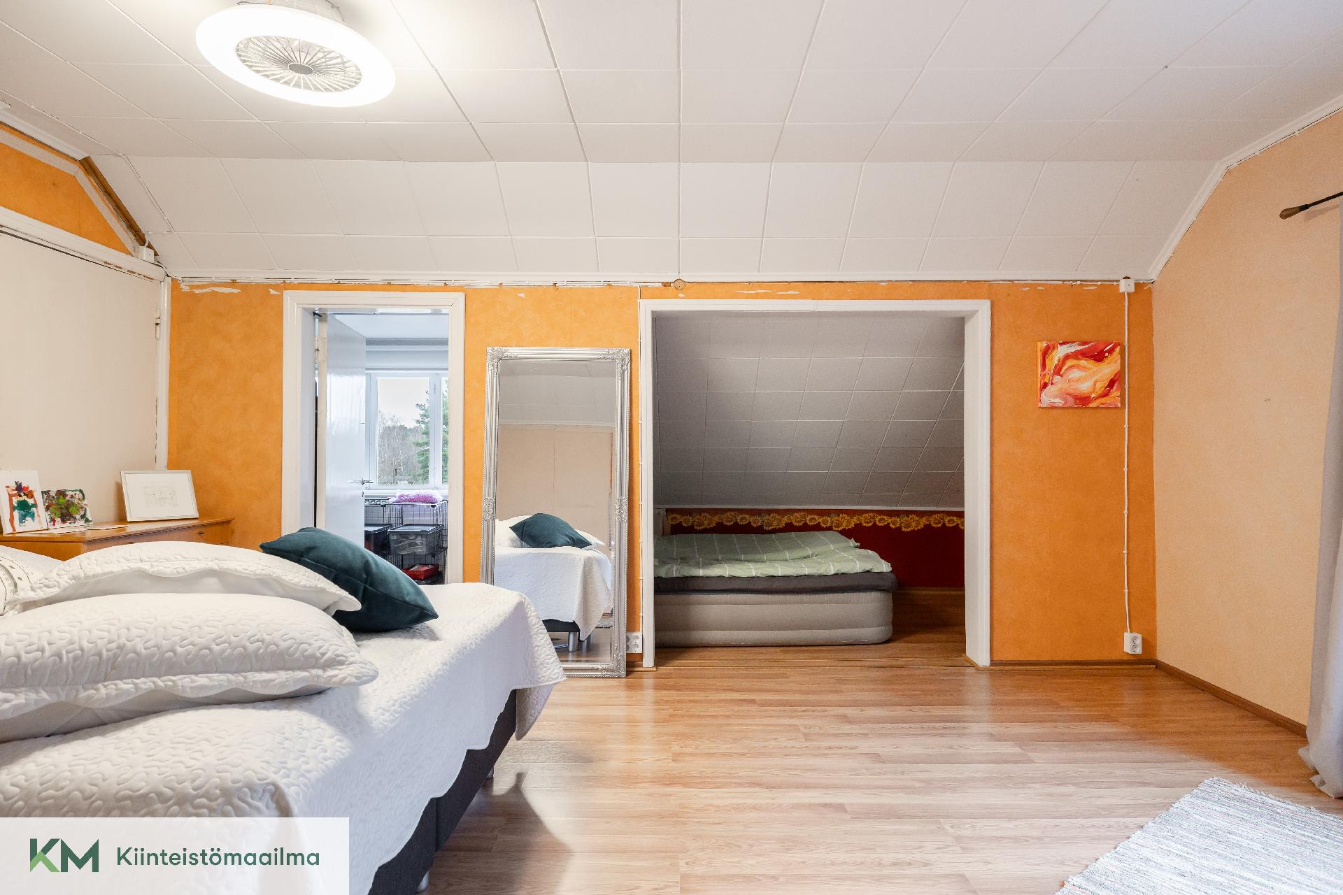 Makuuhuoneessa pieni alkovi ja varasto / vaatehuone