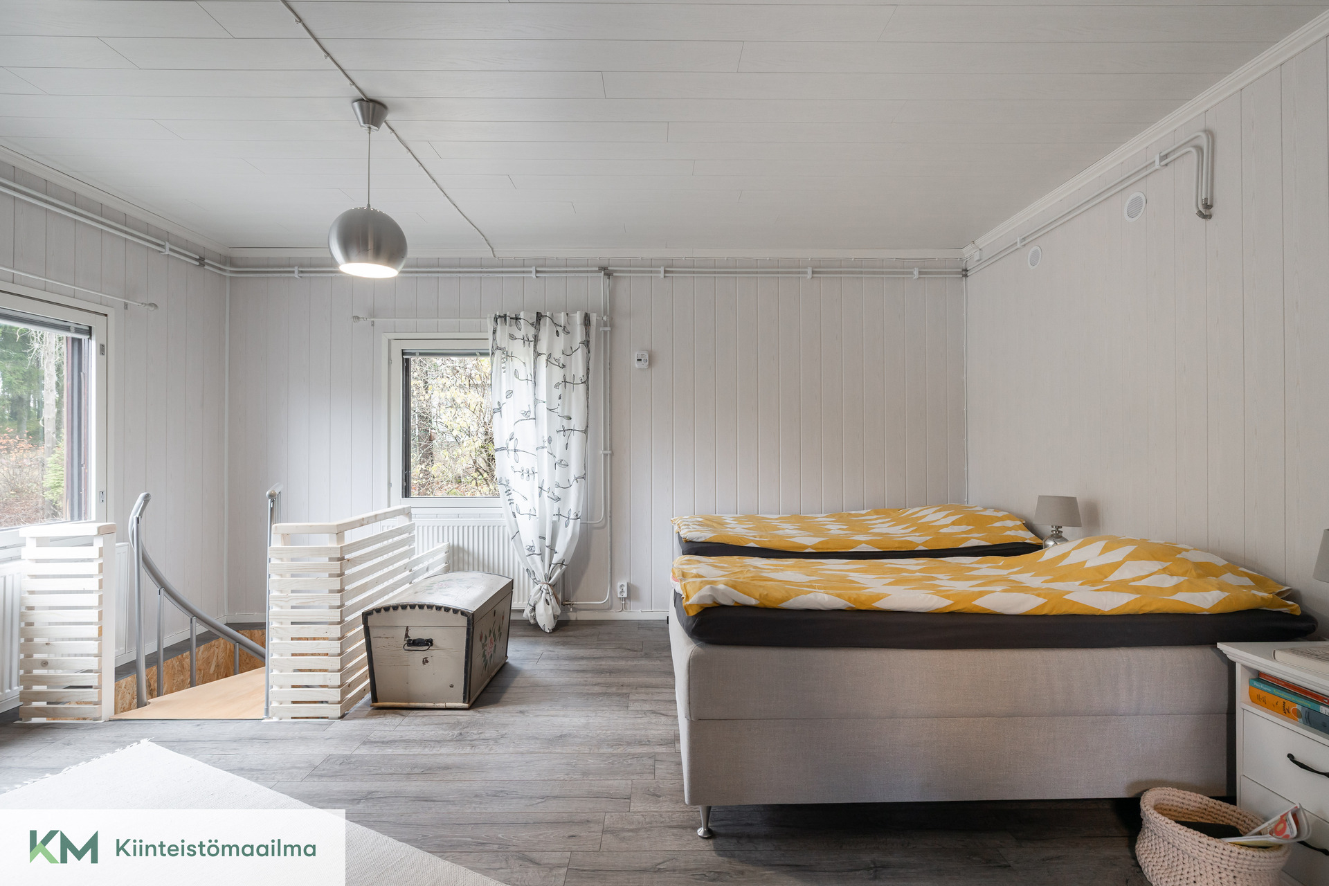 makuuhuoneesta vie portaat alakertaan
