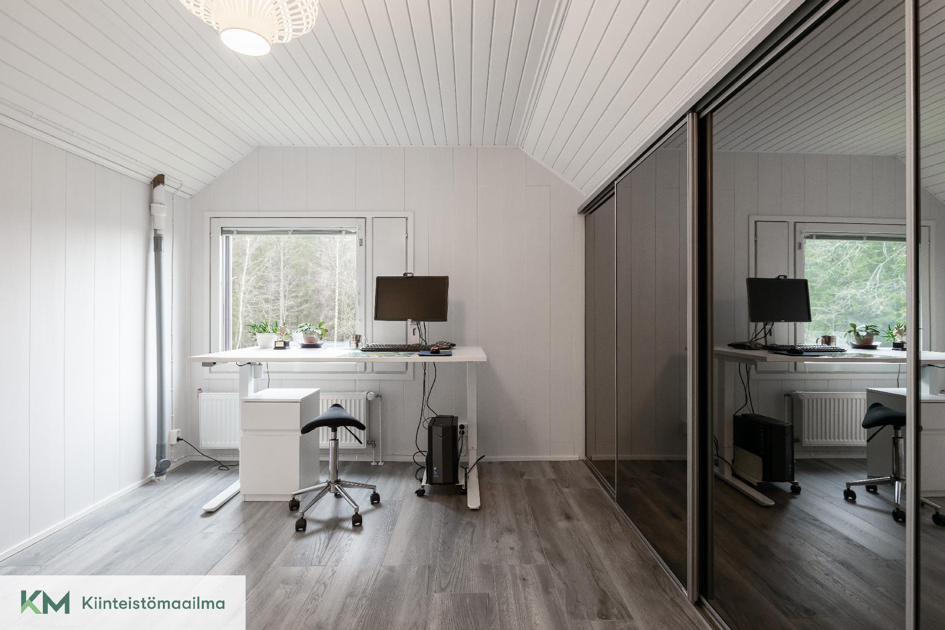Yläkerran toinen huone palvelee työhuoneena