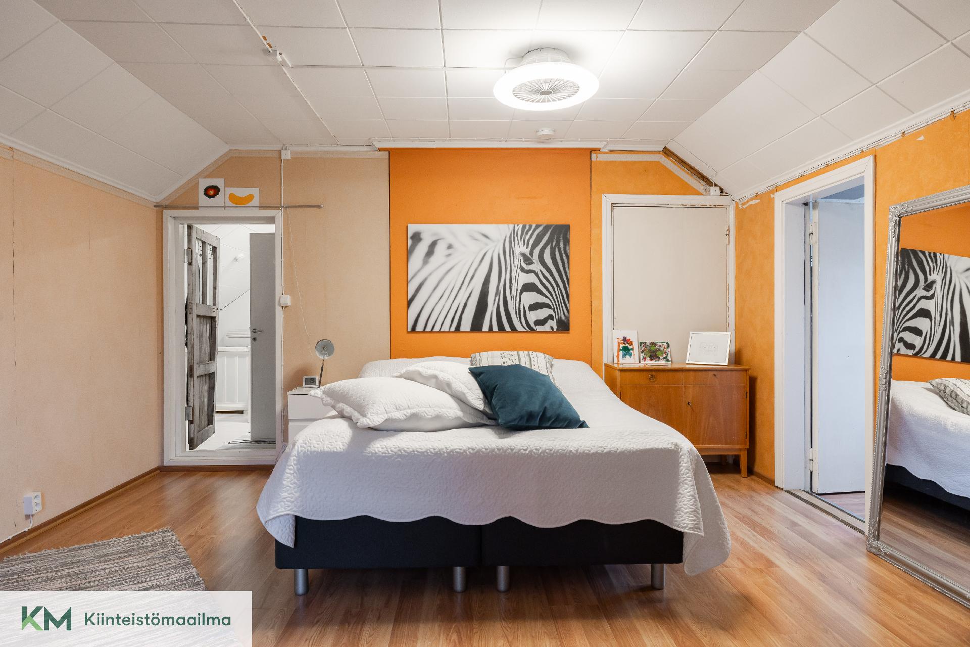 Toinen yläkerran huoneista on vähän suurempi