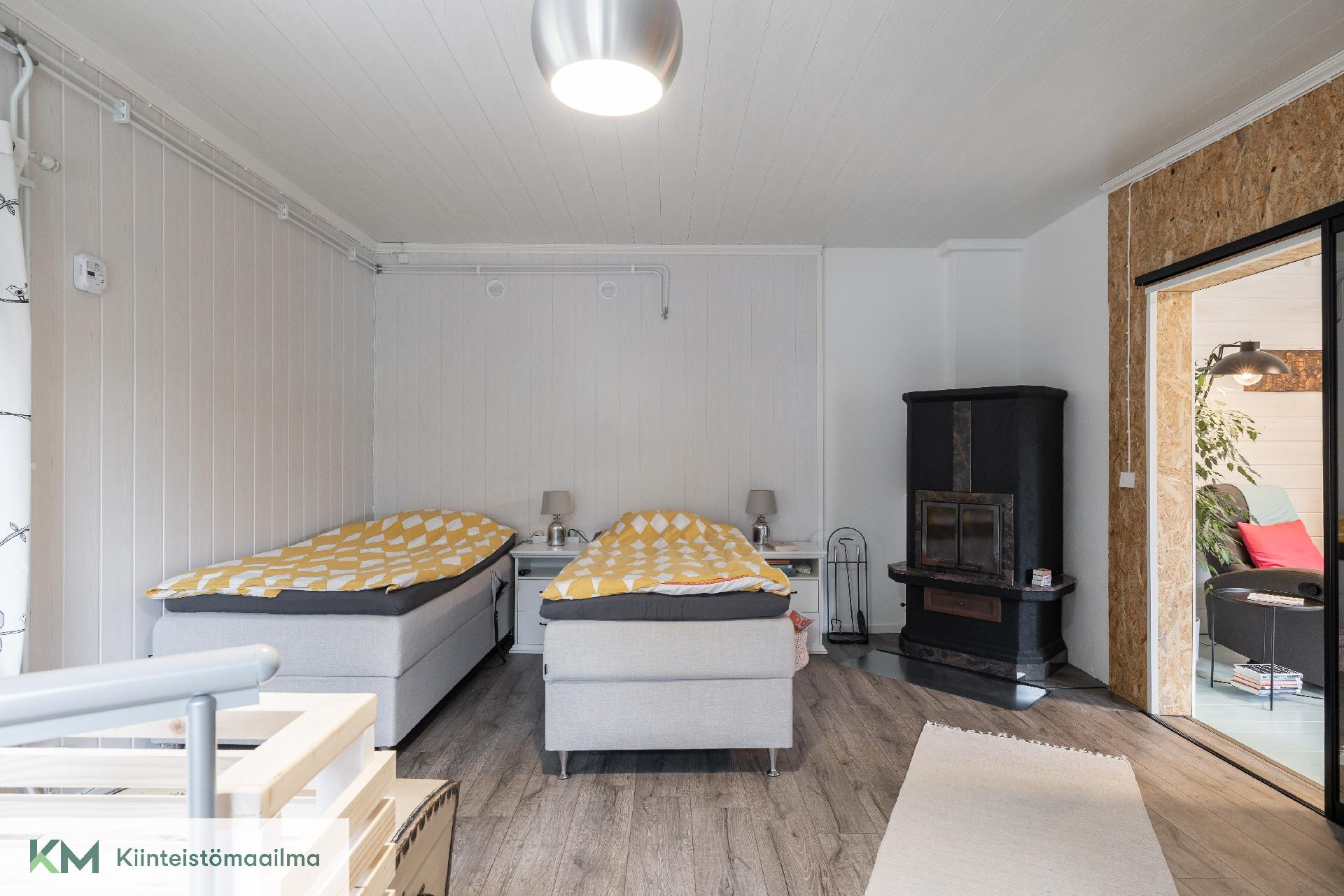 Makuuhuoneessa on varaava takka