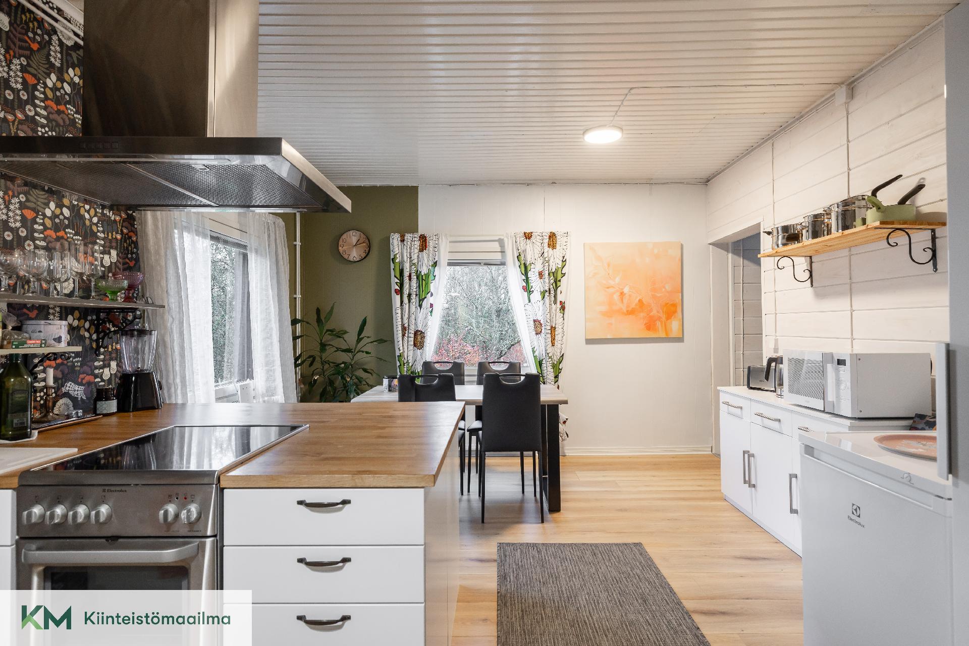 Eteisestä näkymä keittiöön