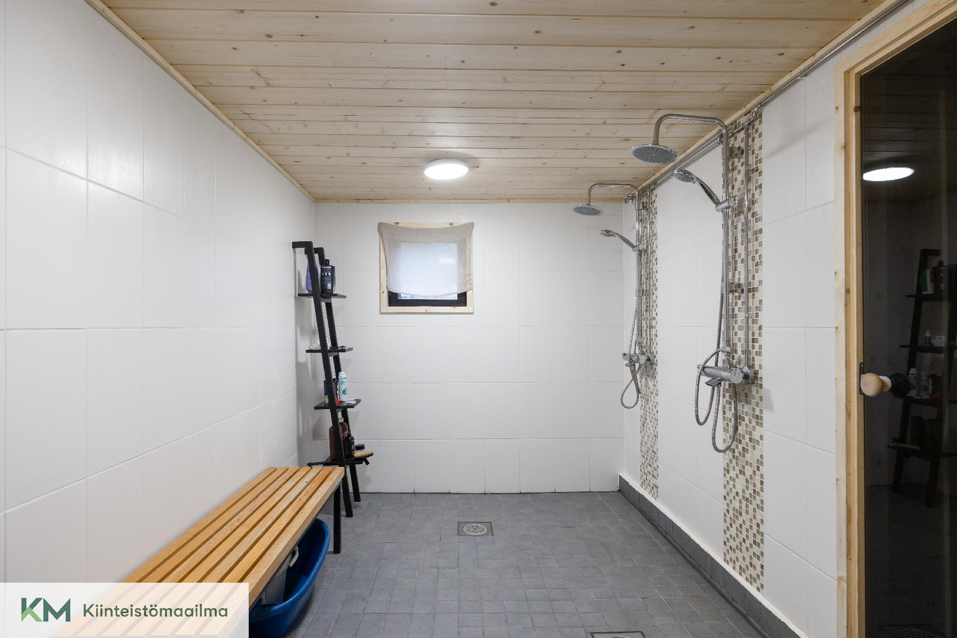 Pesuhuoneessa on 2 suihkua
