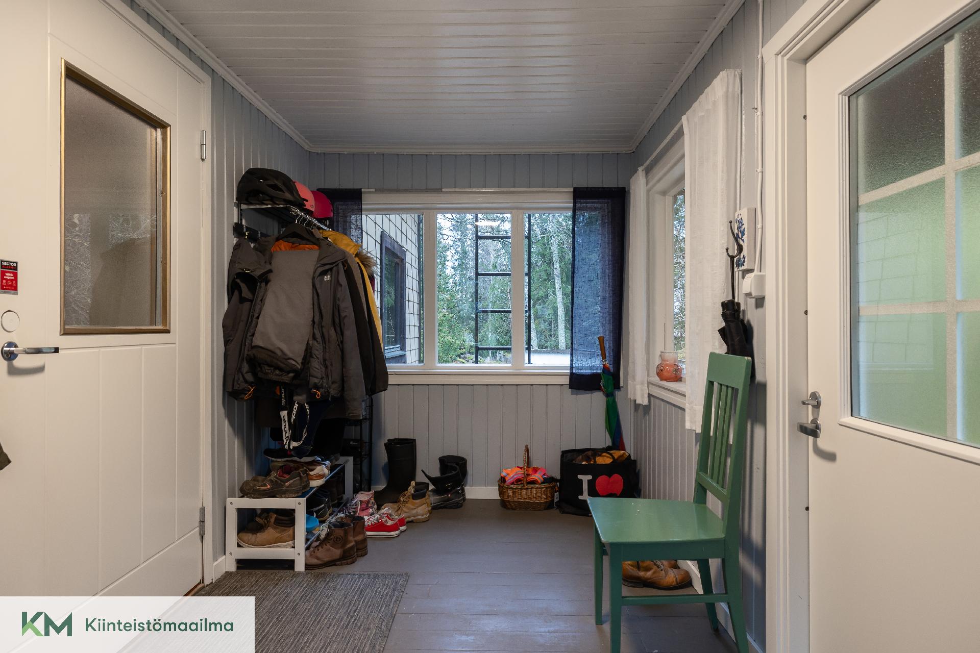 Sisääntulon kuisti on tilava