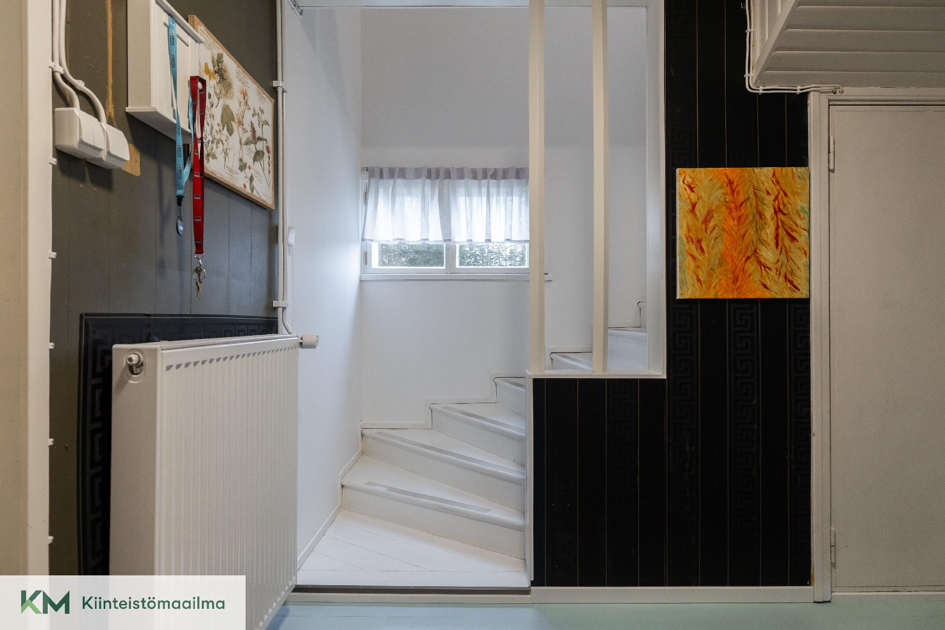 Eteisestä vie portaat yläkertaan