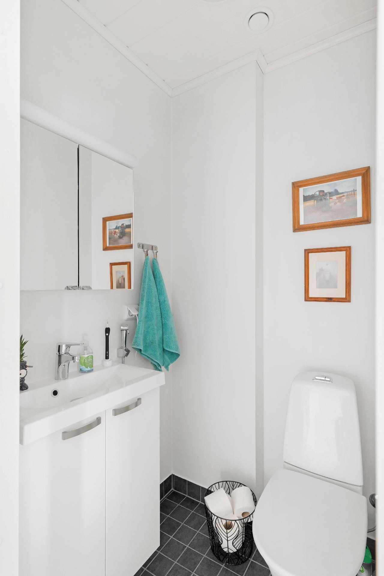 Yläkerran erillinen wc