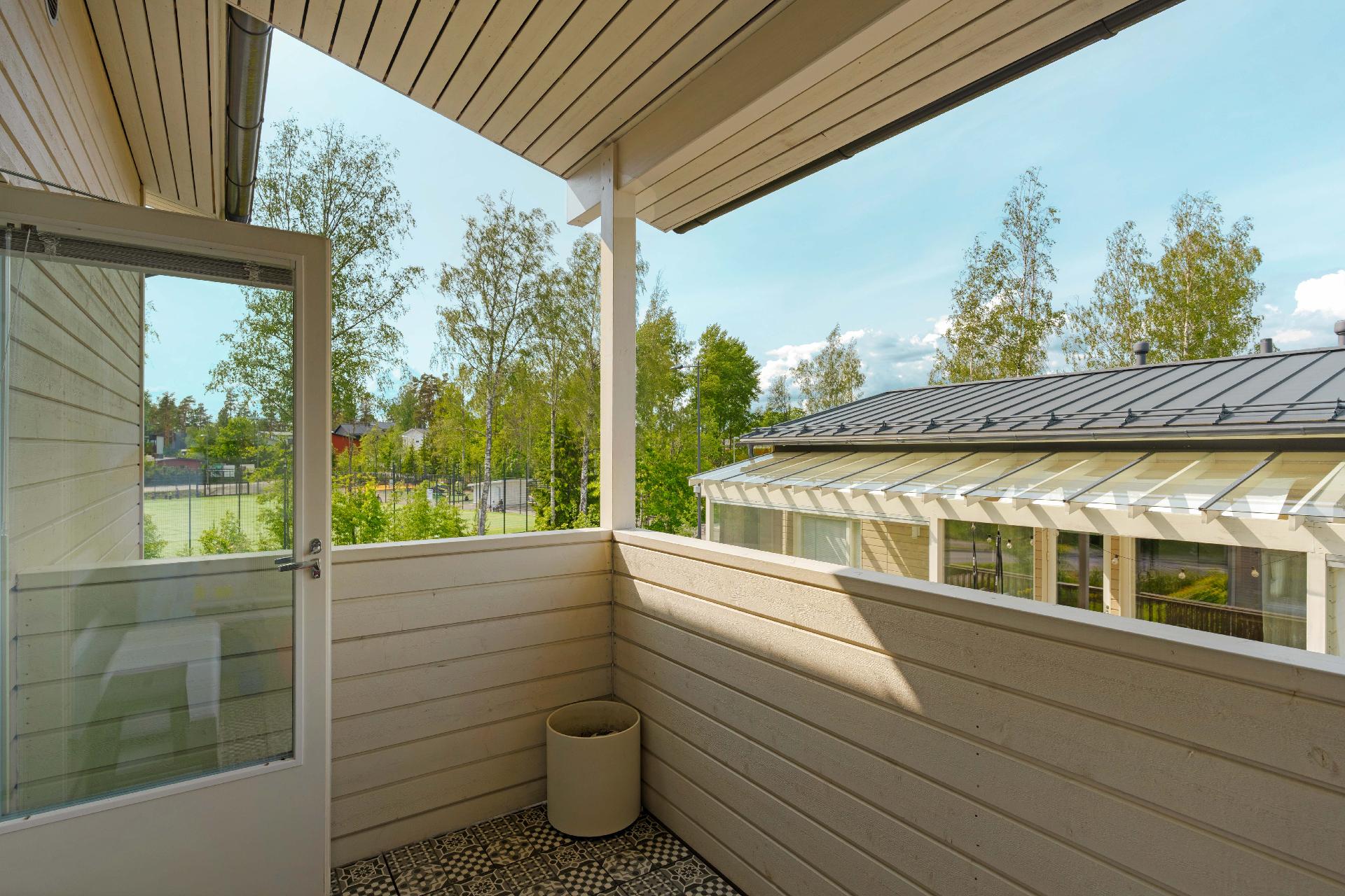 Yläkerran parvekkeelle on kulku aulasta