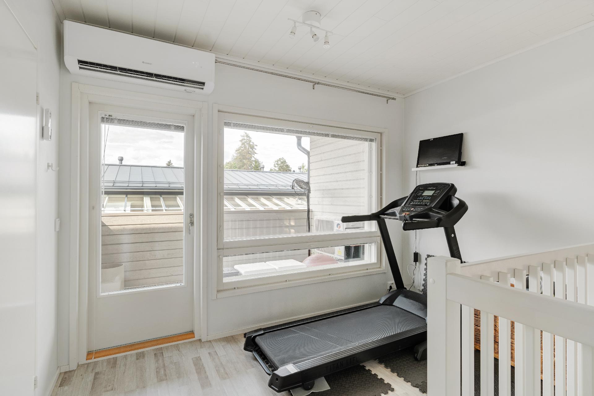 Yläaulassa on hyvin tilaa työlle ja harrastuksille